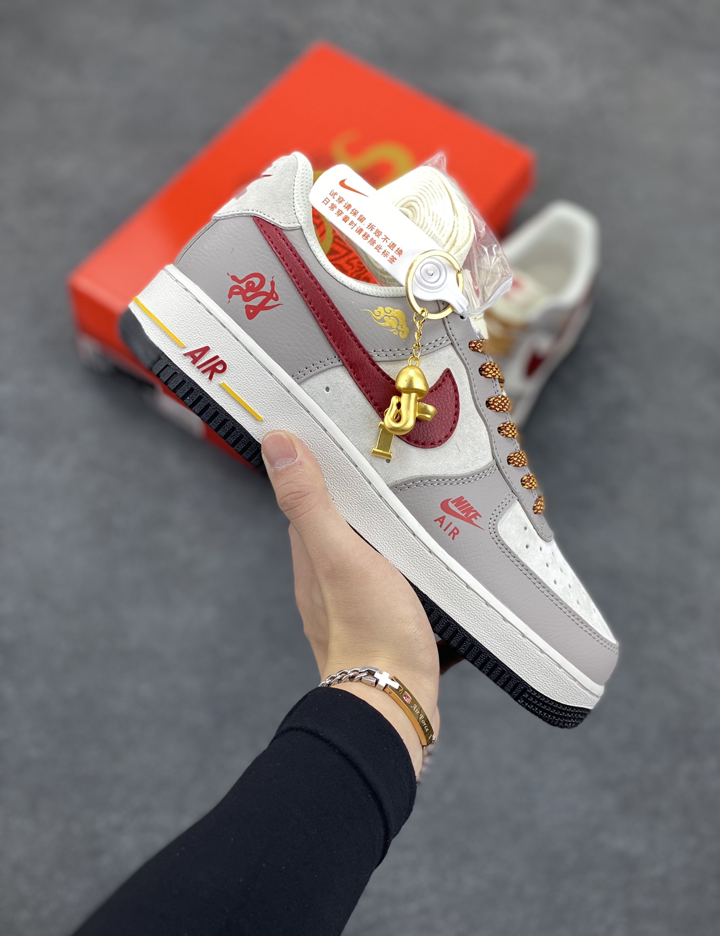 NIke Air Force 1 \’07 Low “蛇年限定——米灰红勾”空军一号 低帮 运动鞋 休闲鞋 折边针车 工艺难度大 原楦头原纸板 原装鞋盒 定制五金配件 内置全掌气垫 原厂鞋底 货号:DM6688-029 尺码:36 36.5 37.5 38 38.5 39 40 40.5 41 42 42.5 43 44 44.5 45-选品中心