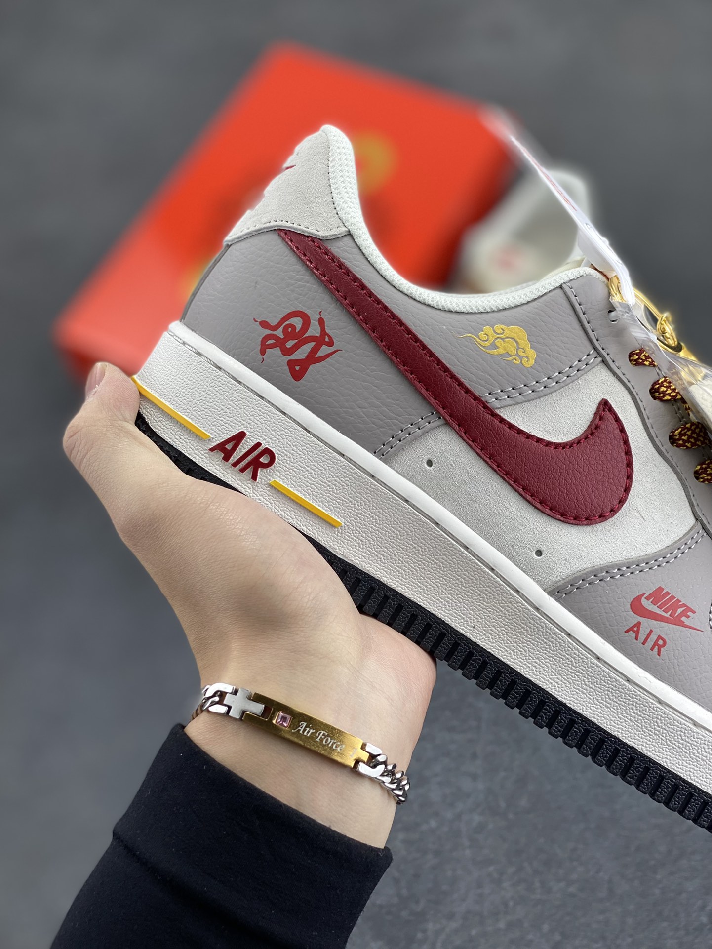 图片[6]-NIke Air Force 1 \’07 Low “蛇年限定——米灰红勾”空军一号 低帮 运动鞋 休闲鞋 折边针车 工艺难度大 原楦头原纸板 原装鞋盒 定制五金配件 内置全掌气垫 原厂鞋底 货号：DM6688-029 尺码：36 36.5 37.5 38 38.5 39 40 40.5 41 42 42.5 43 44 44.5 45-选品中心