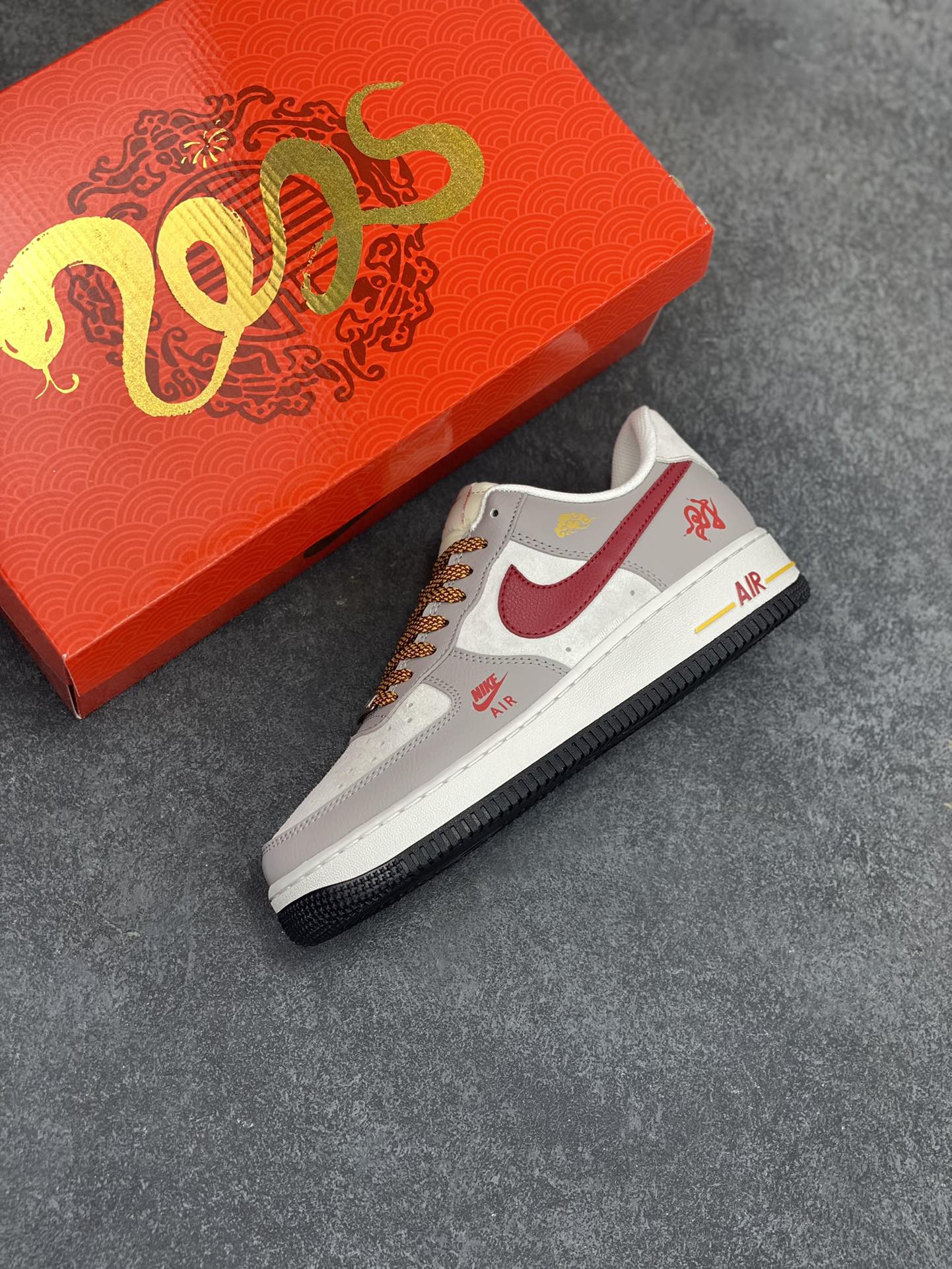 图片[7]-NIke Air Force 1 \’07 Low “蛇年限定——米灰红勾”空军一号 低帮 运动鞋 休闲鞋 折边针车 工艺难度大 原楦头原纸板 原装鞋盒 定制五金配件 内置全掌气垫 原厂鞋底 货号：DM6688-029 尺码：36 36.5 37.5 38 38.5 39 40 40.5 41 42 42.5 43 44 44.5 45-选品中心