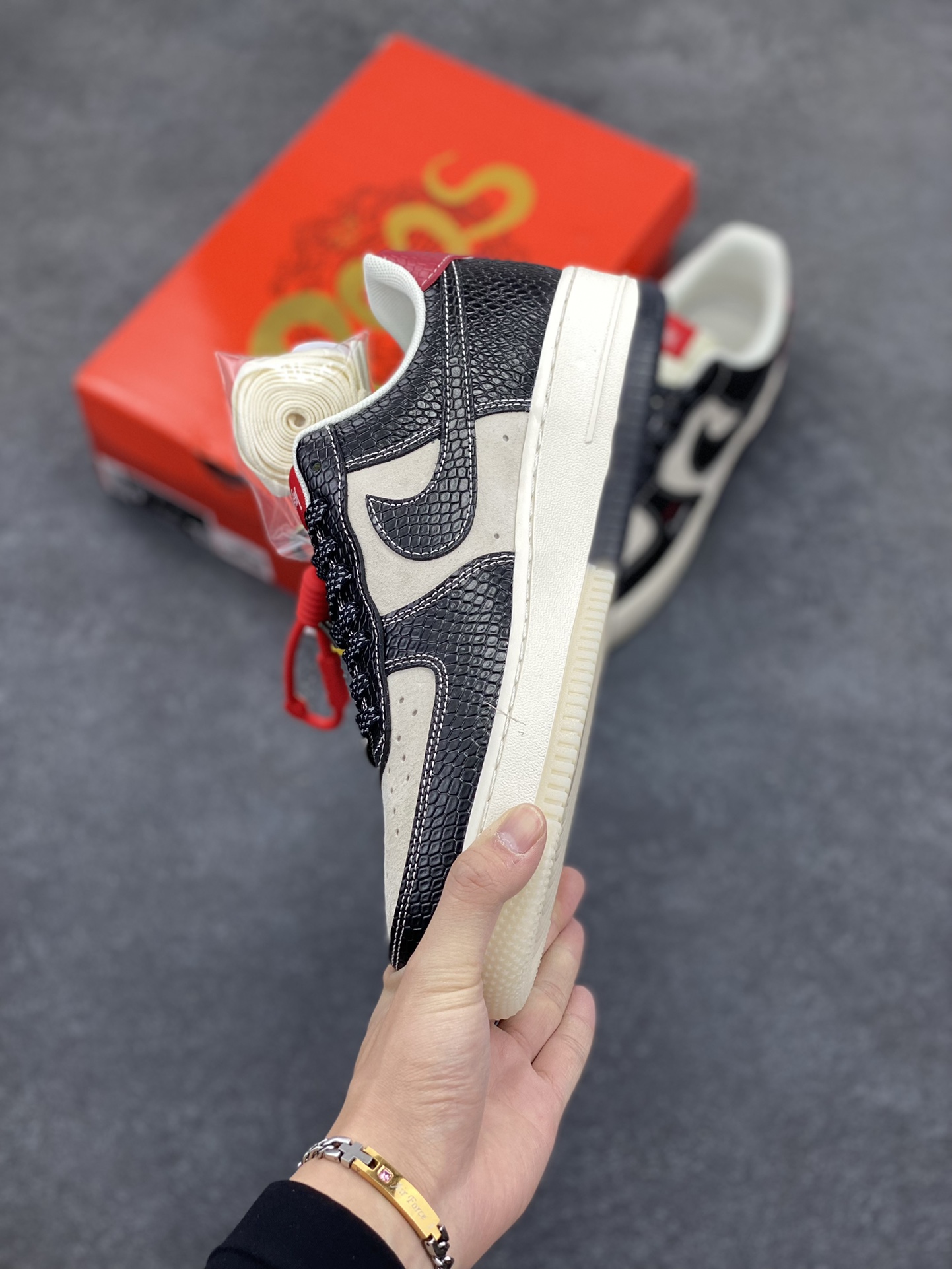 图片[3]-NIke Air Force 1 \’07 Low “斯图西联名蛇年限定——黑蛇双色”空军一号 低帮 运动鞋 休闲鞋 折边针车 工艺难度大 原楦头原纸板 原装鞋盒 定制五金配件 内置全掌气垫 原厂鞋底 货号：HH7518-034 尺码：36 36.5 37.5 38 38.5 39 40 40.5 41 42 42.5 43 44 44.5 45-选品中心