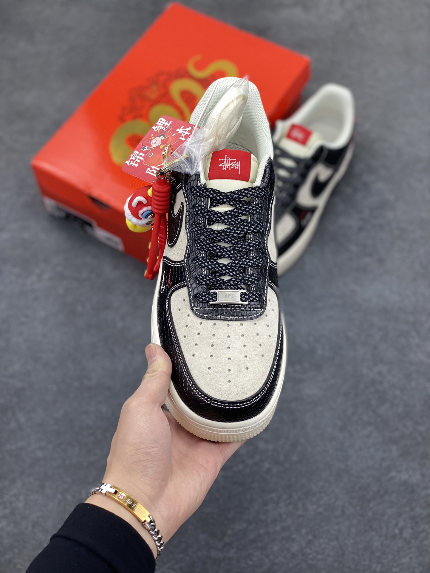 图片[2]-NIke Air Force 1 \’07 Low “斯图西联名蛇年限定——黑蛇双色”空军一号 低帮 运动鞋 休闲鞋 折边针车 工艺难度大 原楦头原纸板 原装鞋盒 定制五金配件 内置全掌气垫 原厂鞋底 货号：HH7518-034 尺码：36 36.5 37.5 38 38.5 39 40 40.5 41 42 42.5 43 44 44.5 45-选品中心
