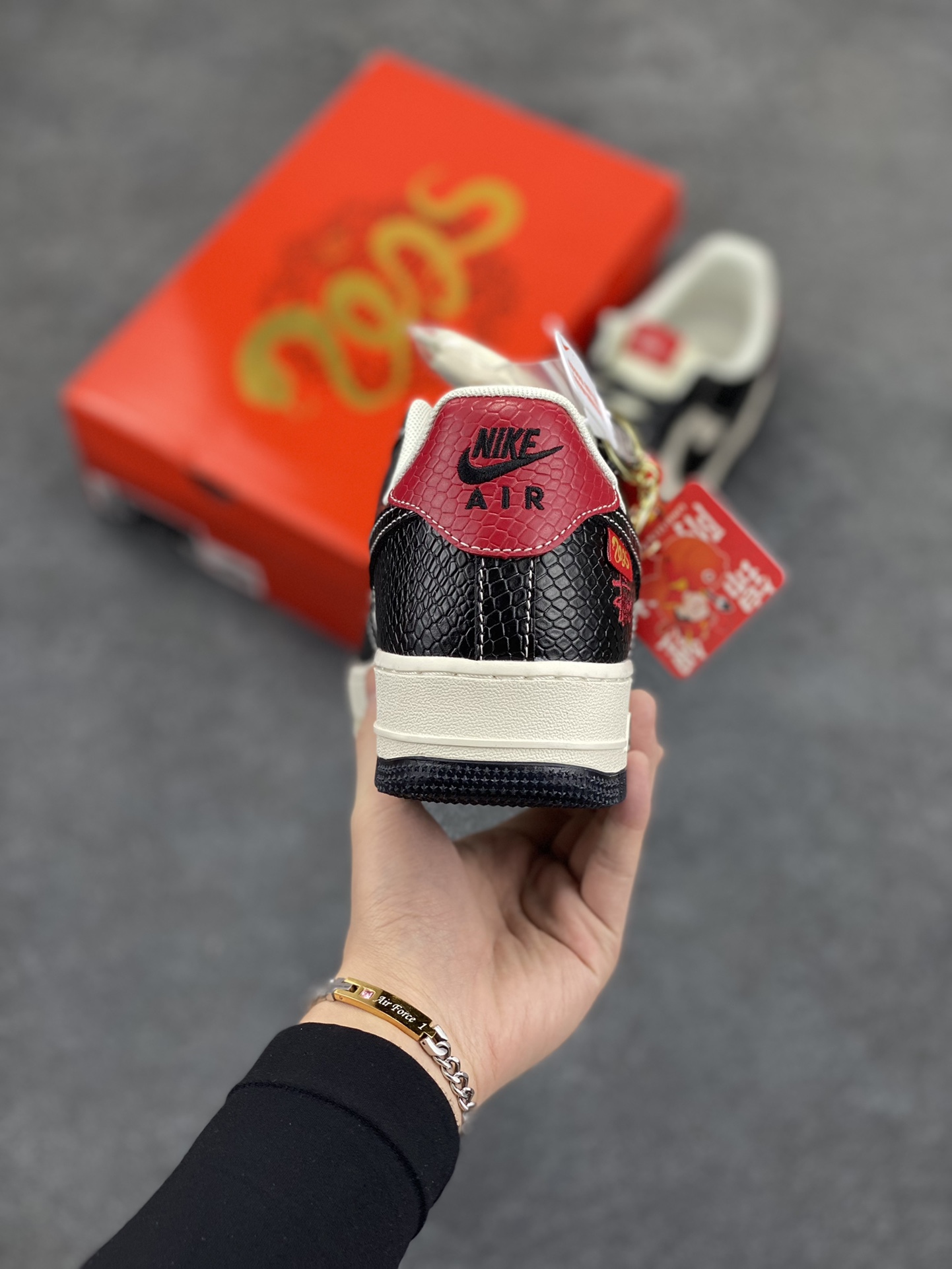 图片[4]-NIke Air Force 1 \’07 Low “斯图西联名蛇年限定——黑蛇双色”空军一号 低帮 运动鞋 休闲鞋 折边针车 工艺难度大 原楦头原纸板 原装鞋盒 定制五金配件 内置全掌气垫 原厂鞋底 货号：HH7518-034 尺码：36 36.5 37.5 38 38.5 39 40 40.5 41 42 42.5 43 44 44.5 45-选品中心