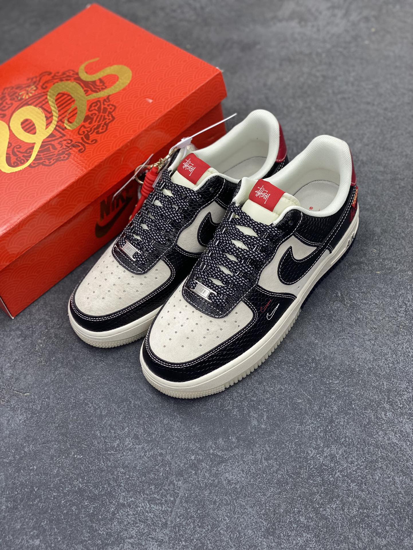 图片[8]-NIke Air Force 1 \’07 Low “斯图西联名蛇年限定——黑蛇双色”空军一号 低帮 运动鞋 休闲鞋 折边针车 工艺难度大 原楦头原纸板 原装鞋盒 定制五金配件 内置全掌气垫 原厂鞋底 货号：HH7518-034 尺码：36 36.5 37.5 38 38.5 39 40 40.5 41 42 42.5 43 44 44.5 45-选品中心