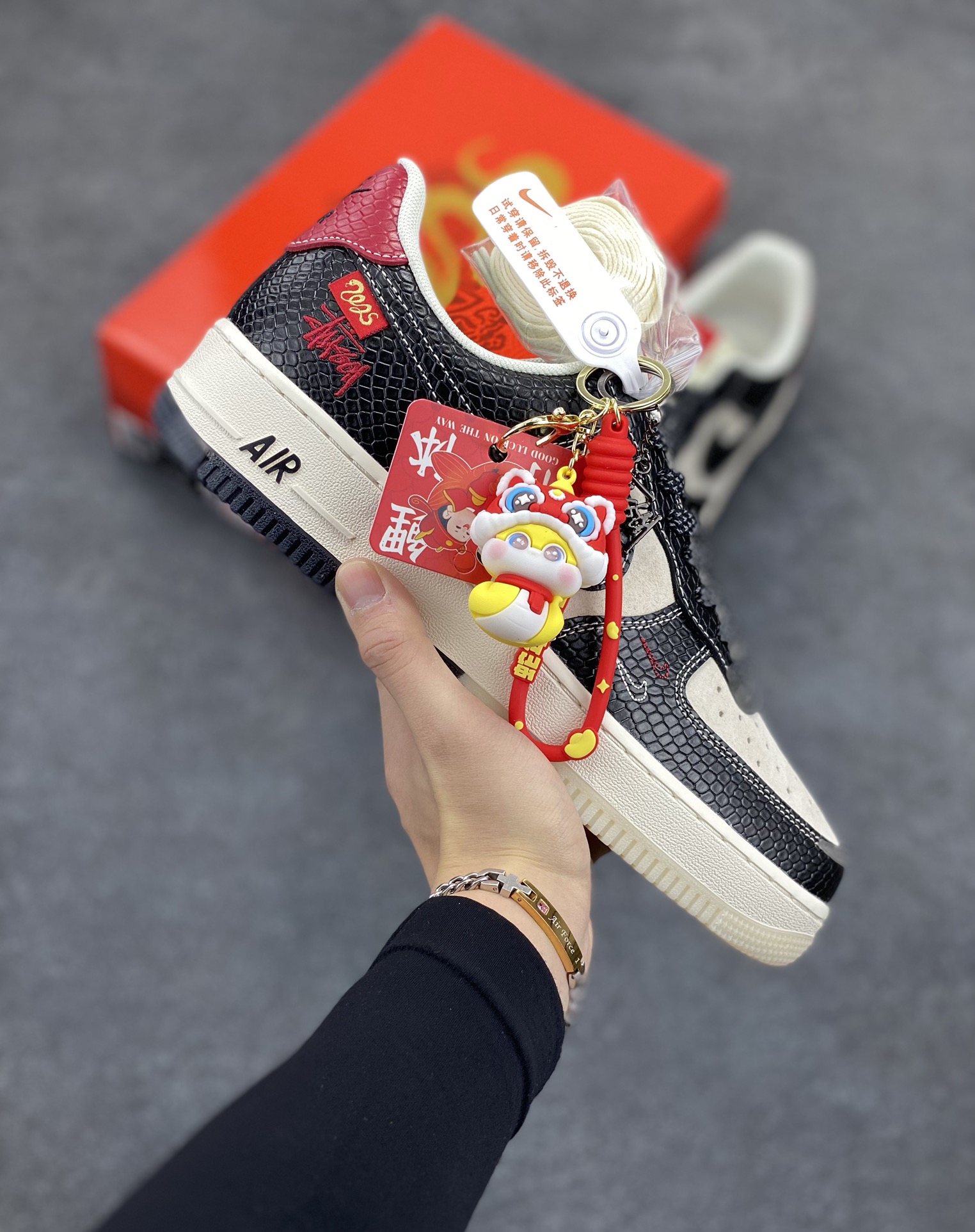 NIke Air Force 1 \’07 Low “斯图西联名蛇年限定——黑蛇双色”空军一号 低帮 运动鞋 休闲鞋 折边针车 工艺难度大 原楦头原纸板 原装鞋盒 定制五金配件 内置全掌气垫 原厂鞋底 货号:HH7518-034 尺码:36 36.5 37.5 38 38.5 39 40 40.5 41 42 42.5 43 44 44.5 45-选品中心