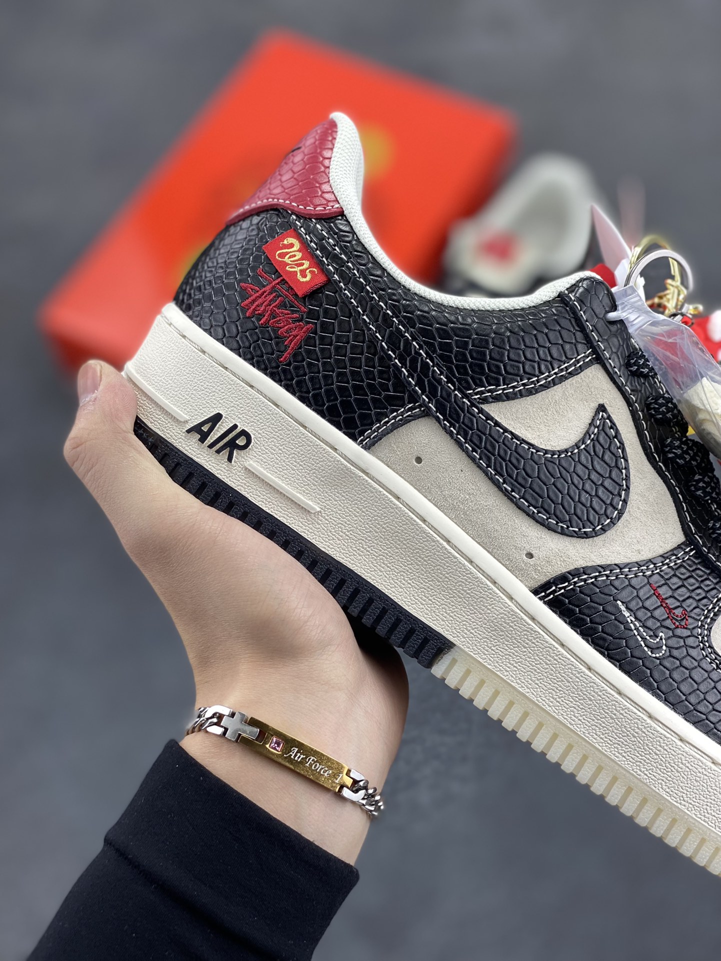 图片[6]-NIke Air Force 1 \’07 Low “斯图西联名蛇年限定——黑蛇双色”空军一号 低帮 运动鞋 休闲鞋 折边针车 工艺难度大 原楦头原纸板 原装鞋盒 定制五金配件 内置全掌气垫 原厂鞋底 货号：HH7518-034 尺码：36 36.5 37.5 38 38.5 39 40 40.5 41 42 42.5 43 44 44.5 45-选品中心