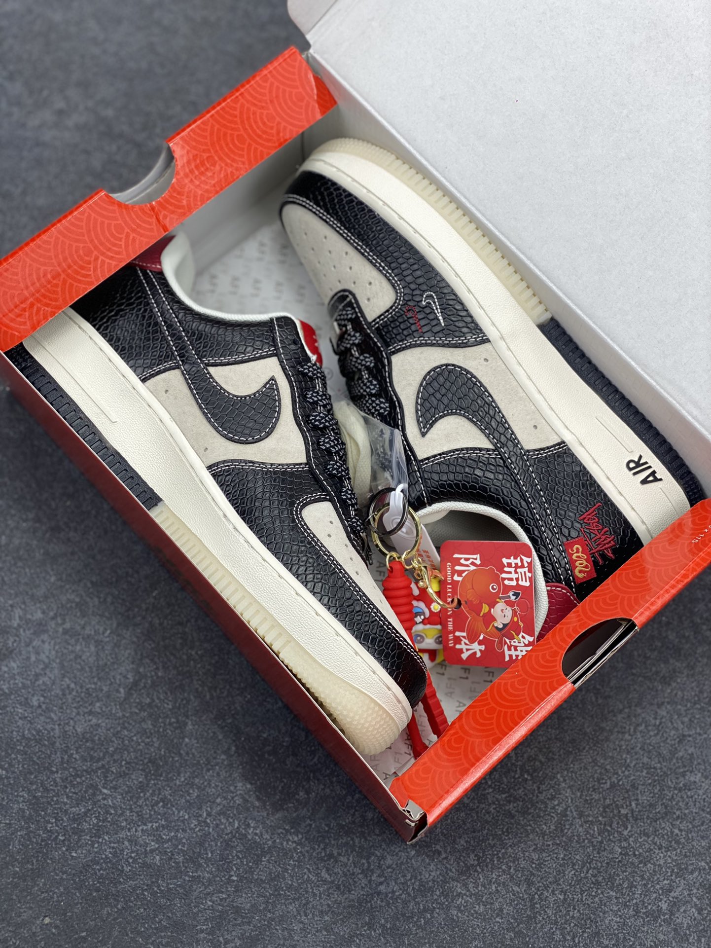 图片[9]-NIke Air Force 1 \’07 Low “斯图西联名蛇年限定——黑蛇双色”空军一号 低帮 运动鞋 休闲鞋 折边针车 工艺难度大 原楦头原纸板 原装鞋盒 定制五金配件 内置全掌气垫 原厂鞋底 货号：HH7518-034 尺码：36 36.5 37.5 38 38.5 39 40 40.5 41 42 42.5 43 44 44.5 45-选品中心