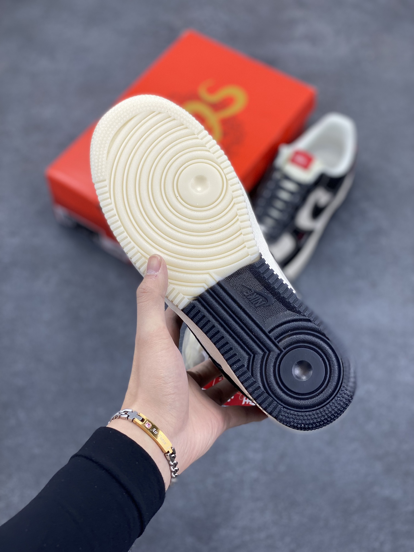 图片[5]-NIke Air Force 1 \’07 Low “斯图西联名蛇年限定——黑蛇双色”空军一号 低帮 运动鞋 休闲鞋 折边针车 工艺难度大 原楦头原纸板 原装鞋盒 定制五金配件 内置全掌气垫 原厂鞋底 货号：HH7518-034 尺码：36 36.5 37.5 38 38.5 39 40 40.5 41 42 42.5 43 44 44.5 45-选品中心