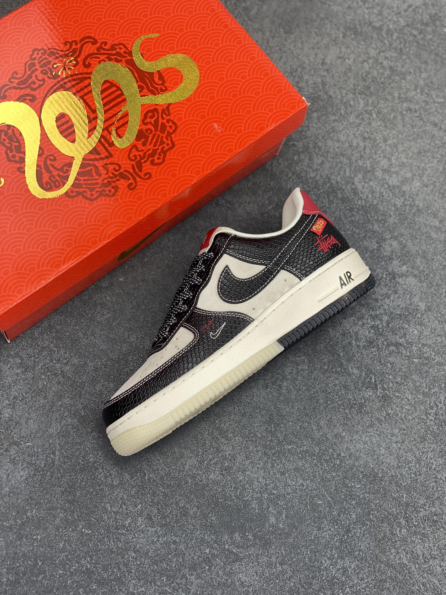 图片[7]-NIke Air Force 1 \’07 Low “斯图西联名蛇年限定——黑蛇双色”空军一号 低帮 运动鞋 休闲鞋 折边针车 工艺难度大 原楦头原纸板 原装鞋盒 定制五金配件 内置全掌气垫 原厂鞋底 货号：HH7518-034 尺码：36 36.5 37.5 38 38.5 39 40 40.5 41 42 42.5 43 44 44.5 45-选品中心