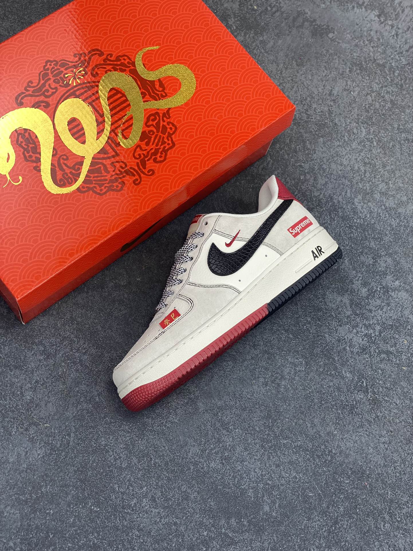 图片[7]-NIke Air Force 1 \’07 Low “Supreme联名蛇年限定——黑蛇纹勾”空军一号 低帮 运动鞋 休闲鞋 折边针车 工艺难度大 原楦头原纸板 原装鞋盒 定制五金配件 内置全掌气垫 原厂鞋底 货号：HH7518-033 尺码：36 36.5 37.5 38 38.5 39 40 40.5 41 42 42.5 43 44 44.5 45-选品中心