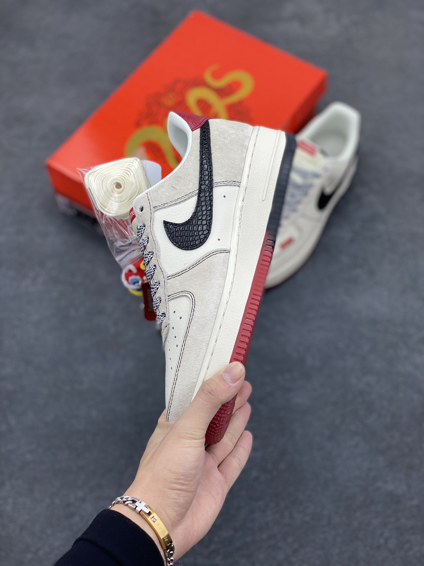图片[3]-NIke Air Force 1 \’07 Low “Supreme联名蛇年限定——黑蛇纹勾”空军一号 低帮 运动鞋 休闲鞋 折边针车 工艺难度大 原楦头原纸板 原装鞋盒 定制五金配件 内置全掌气垫 原厂鞋底 货号：HH7518-033 尺码：36 36.5 37.5 38 38.5 39 40 40.5 41 42 42.5 43 44 44.5 45-选品中心