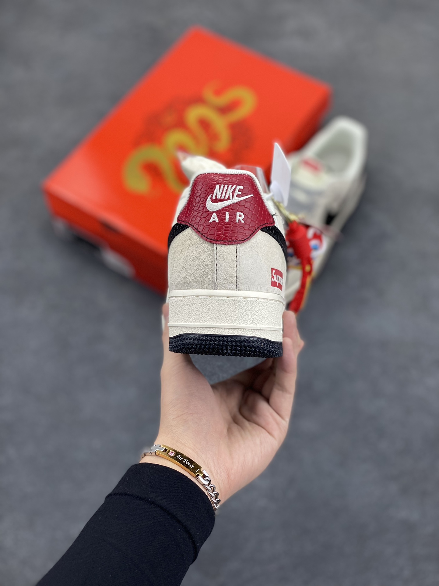图片[4]-NIke Air Force 1 \’07 Low “Supreme联名蛇年限定——黑蛇纹勾”空军一号 低帮 运动鞋 休闲鞋 折边针车 工艺难度大 原楦头原纸板 原装鞋盒 定制五金配件 内置全掌气垫 原厂鞋底 货号：HH7518-033 尺码：36 36.5 37.5 38 38.5 39 40 40.5 41 42 42.5 43 44 44.5 45-选品中心