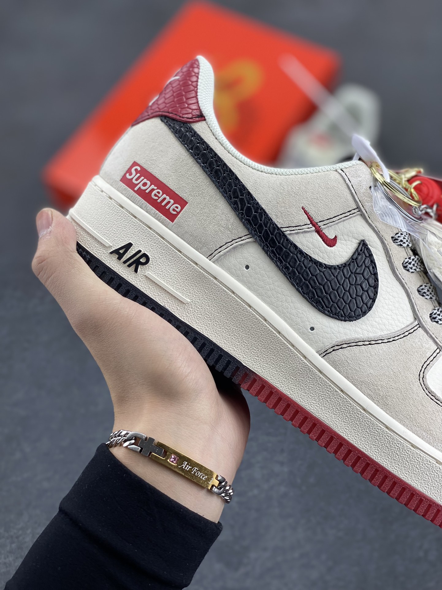 图片[6]-NIke Air Force 1 \’07 Low “Supreme联名蛇年限定——黑蛇纹勾”空军一号 低帮 运动鞋 休闲鞋 折边针车 工艺难度大 原楦头原纸板 原装鞋盒 定制五金配件 内置全掌气垫 原厂鞋底 货号：HH7518-033 尺码：36 36.5 37.5 38 38.5 39 40 40.5 41 42 42.5 43 44 44.5 45-选品中心