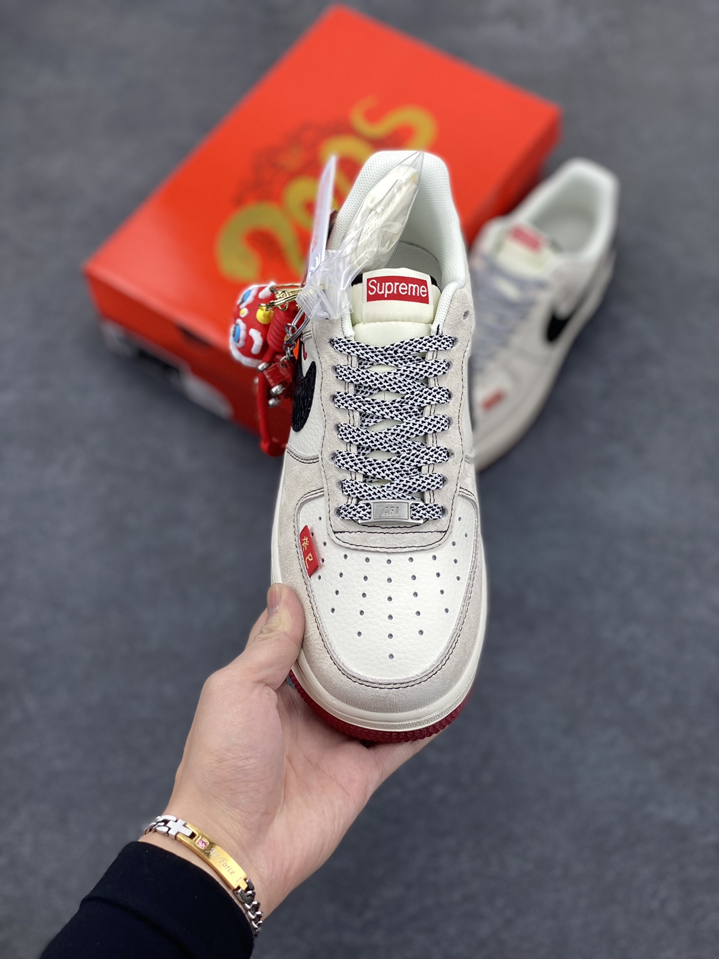 图片[2]-NIke Air Force 1 \’07 Low “Supreme联名蛇年限定——黑蛇纹勾”空军一号 低帮 运动鞋 休闲鞋 折边针车 工艺难度大 原楦头原纸板 原装鞋盒 定制五金配件 内置全掌气垫 原厂鞋底 货号：HH7518-033 尺码：36 36.5 37.5 38 38.5 39 40 40.5 41 42 42.5 43 44 44.5 45-选品中心