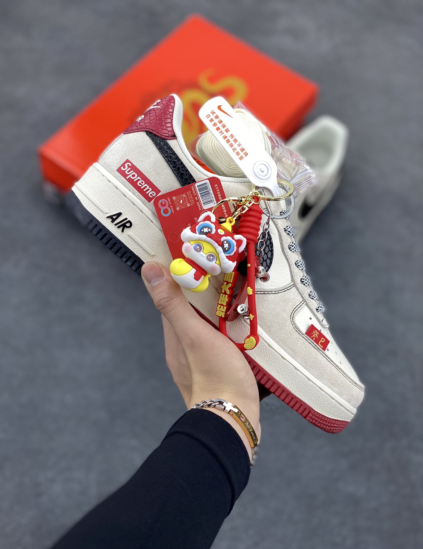 NIke Air Force 1 \’07 Low “Supreme联名蛇年限定——黑蛇纹勾”空军一号 低帮 运动鞋 休闲鞋 折边针车 工艺难度大 原楦头原纸板 原装鞋盒 定制五金配件 内置全掌气垫 原厂鞋底 货号:HH7518-033 尺码:36 36.5 37.5 38 38.5 39 40 40.5 41 42 42.5 43 44 44.5 45-选品中心
