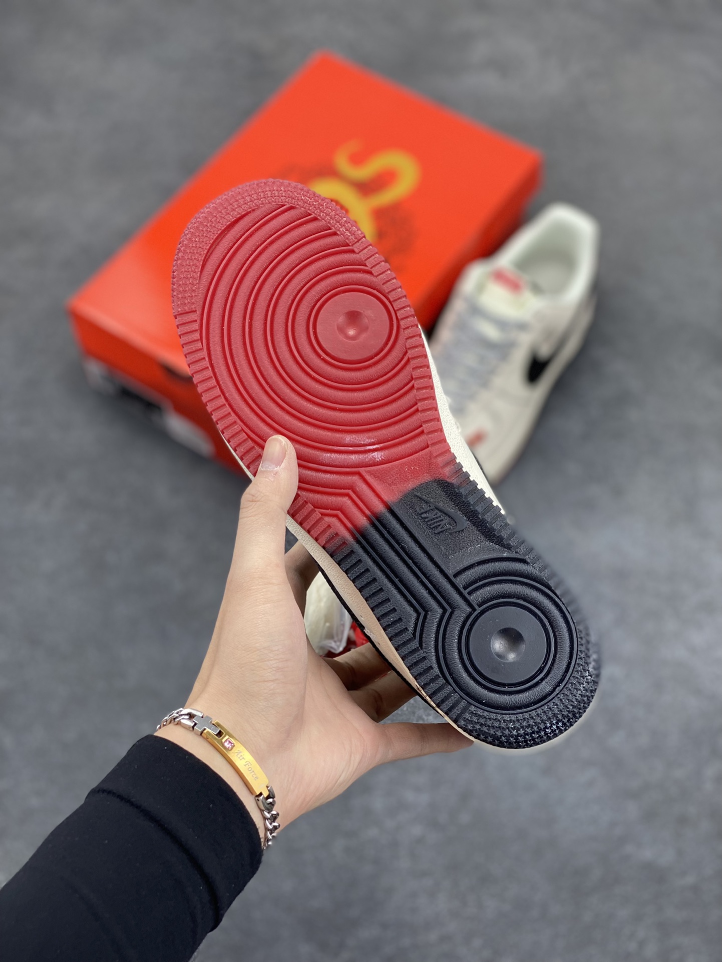 图片[5]-NIke Air Force 1 \’07 Low “Supreme联名蛇年限定——黑蛇纹勾”空军一号 低帮 运动鞋 休闲鞋 折边针车 工艺难度大 原楦头原纸板 原装鞋盒 定制五金配件 内置全掌气垫 原厂鞋底 货号：HH7518-033 尺码：36 36.5 37.5 38 38.5 39 40 40.5 41 42 42.5 43 44 44.5 45-选品中心