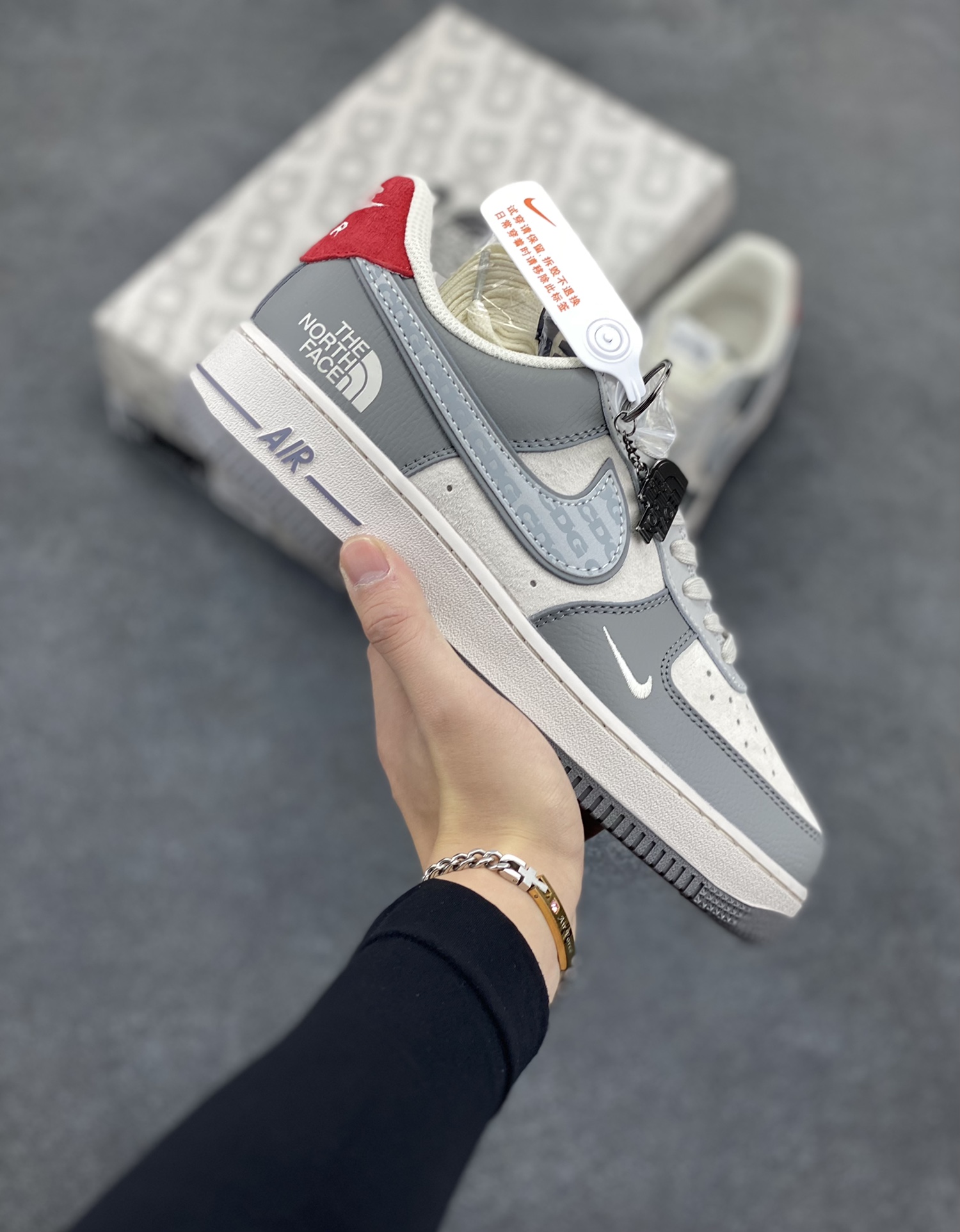 NIke Air Force 1 \'07 Low “北面联名--CDG米灰”空军一号 低帮 运动鞋 休闲鞋 折边针车 工艺难度大 原楦头原纸板 原装鞋盒 定制五金配件 内置全掌气垫 原厂鞋底 货号：DM6688-050 尺码：36 36.5 37.5 38 38.5 39 40 40.5 41 42 42.5 43 44 44.5 45-选品中心