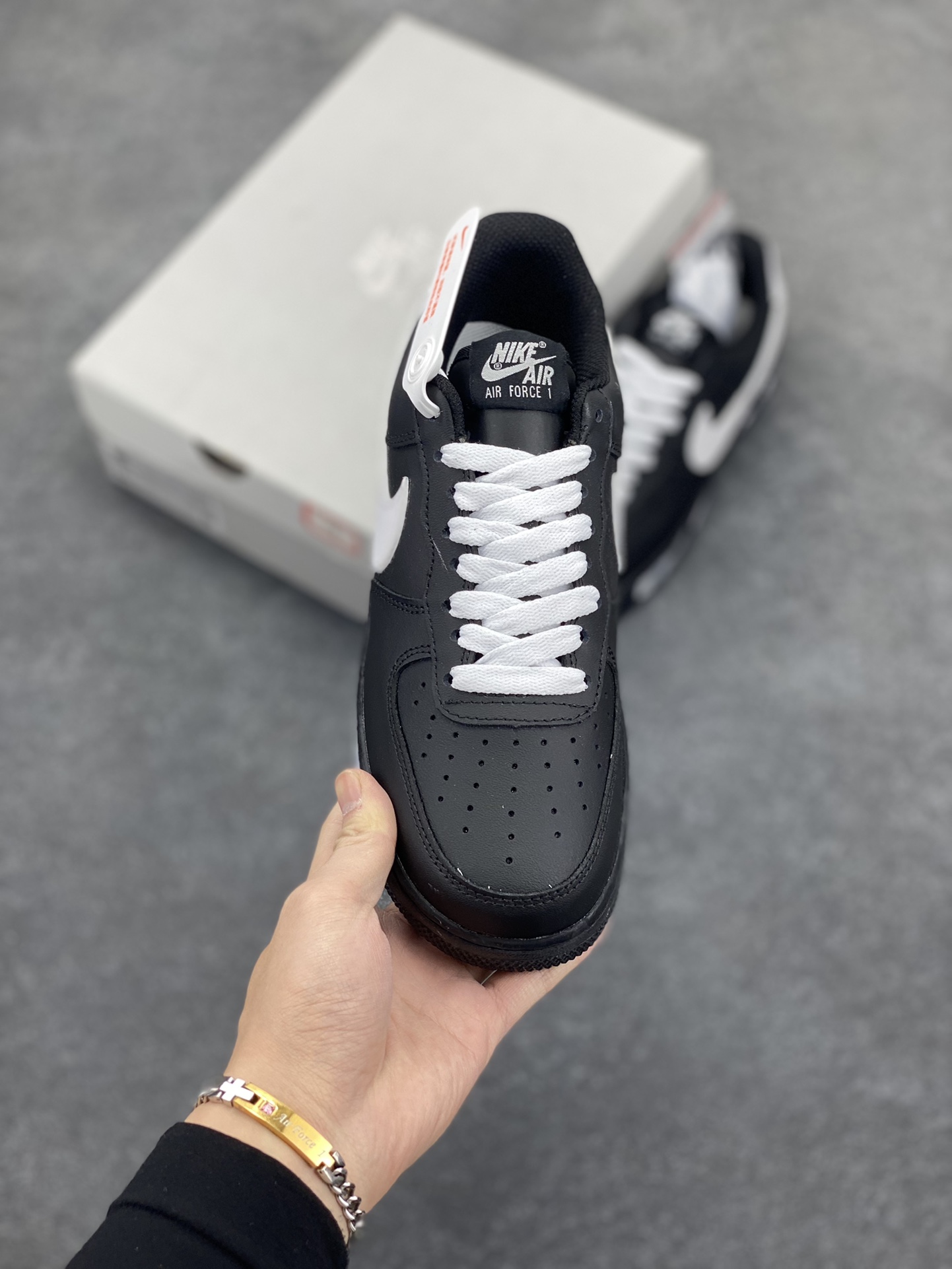 图片[2]-福利特价 Nike Air Force 1 Low 空军一号低帮百搭休闲运动板鞋。柔软、弹性十足的缓震性能和出色的中底设计，横跨复古与现代的外型结合，造就出风靡全球三十多年的Force 1，直到今天还深受青睐。 货号：CW2288-001 尺码：36 36.5 37.5 38 38.5 39 40 40.5 41 42 42.5 43 44 44.5 45-选品中心