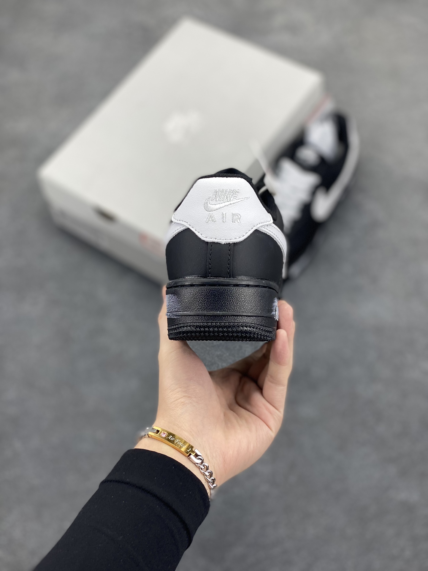 图片[4]-福利特价 Nike Air Force 1 Low 空军一号低帮百搭休闲运动板鞋。柔软、弹性十足的缓震性能和出色的中底设计，横跨复古与现代的外型结合，造就出风靡全球三十多年的Force 1，直到今天还深受青睐。 货号：CW2288-001 尺码：36 36.5 37.5 38 38.5 39 40 40.5 41 42 42.5 43 44 44.5 45-选品中心