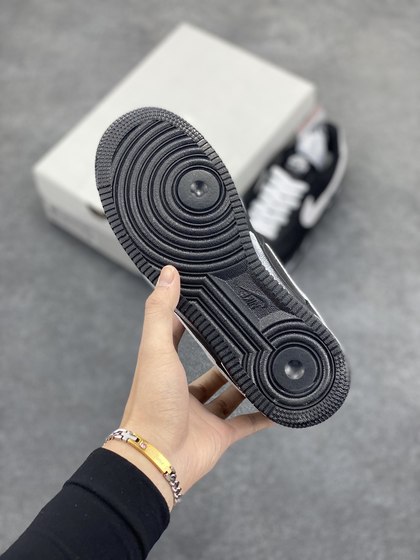 图片[5]-福利特价 Nike Air Force 1 Low 空军一号低帮百搭休闲运动板鞋。柔软、弹性十足的缓震性能和出色的中底设计，横跨复古与现代的外型结合，造就出风靡全球三十多年的Force 1，直到今天还深受青睐。 货号：CW2288-001 尺码：36 36.5 37.5 38 38.5 39 40 40.5 41 42 42.5 43 44 44.5 45-选品中心