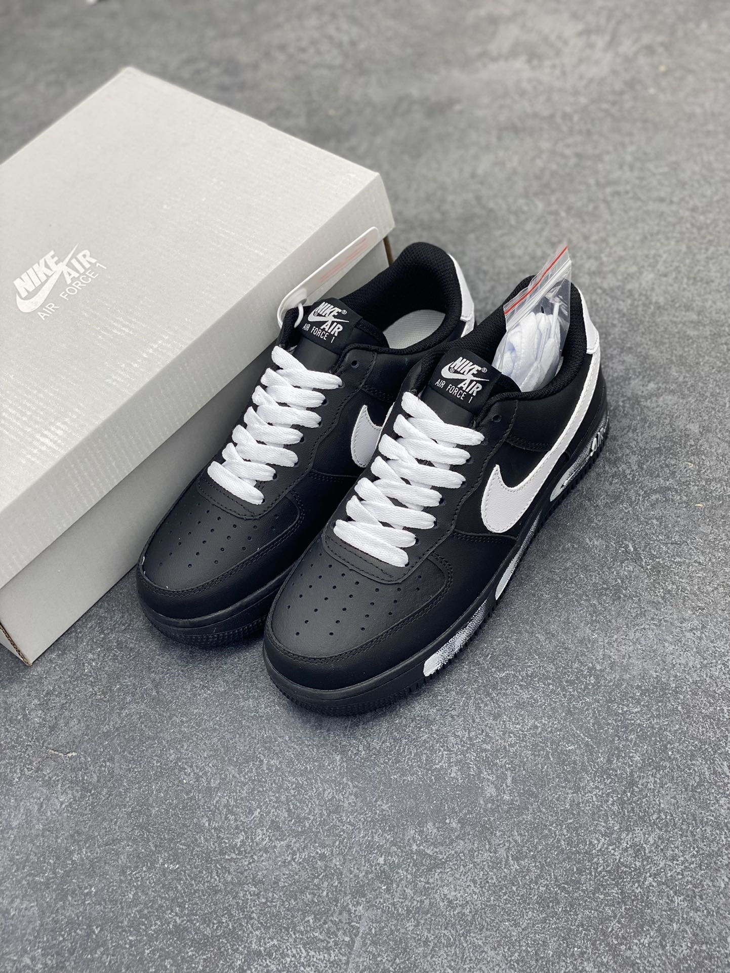 图片[8]-福利特价 Nike Air Force 1 Low 空军一号低帮百搭休闲运动板鞋。柔软、弹性十足的缓震性能和出色的中底设计，横跨复古与现代的外型结合，造就出风靡全球三十多年的Force 1，直到今天还深受青睐。 货号：CW2288-001 尺码：36 36.5 37.5 38 38.5 39 40 40.5 41 42 42.5 43 44 44.5 45-选品中心