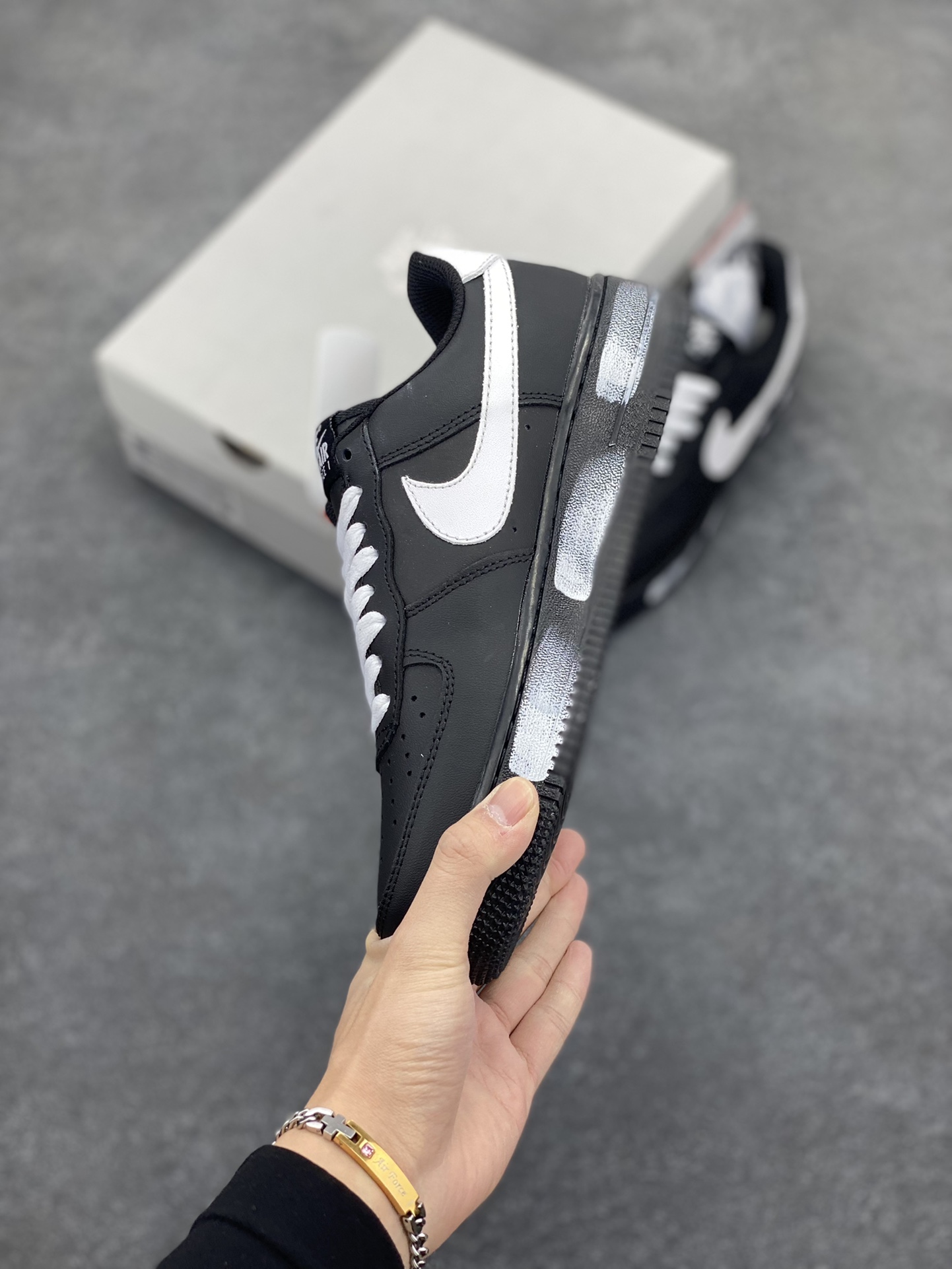 图片[3]-福利特价 Nike Air Force 1 Low 空军一号低帮百搭休闲运动板鞋。柔软、弹性十足的缓震性能和出色的中底设计，横跨复古与现代的外型结合，造就出风靡全球三十多年的Force 1，直到今天还深受青睐。 货号：CW2288-001 尺码：36 36.5 37.5 38 38.5 39 40 40.5 41 42 42.5 43 44 44.5 45-选品中心