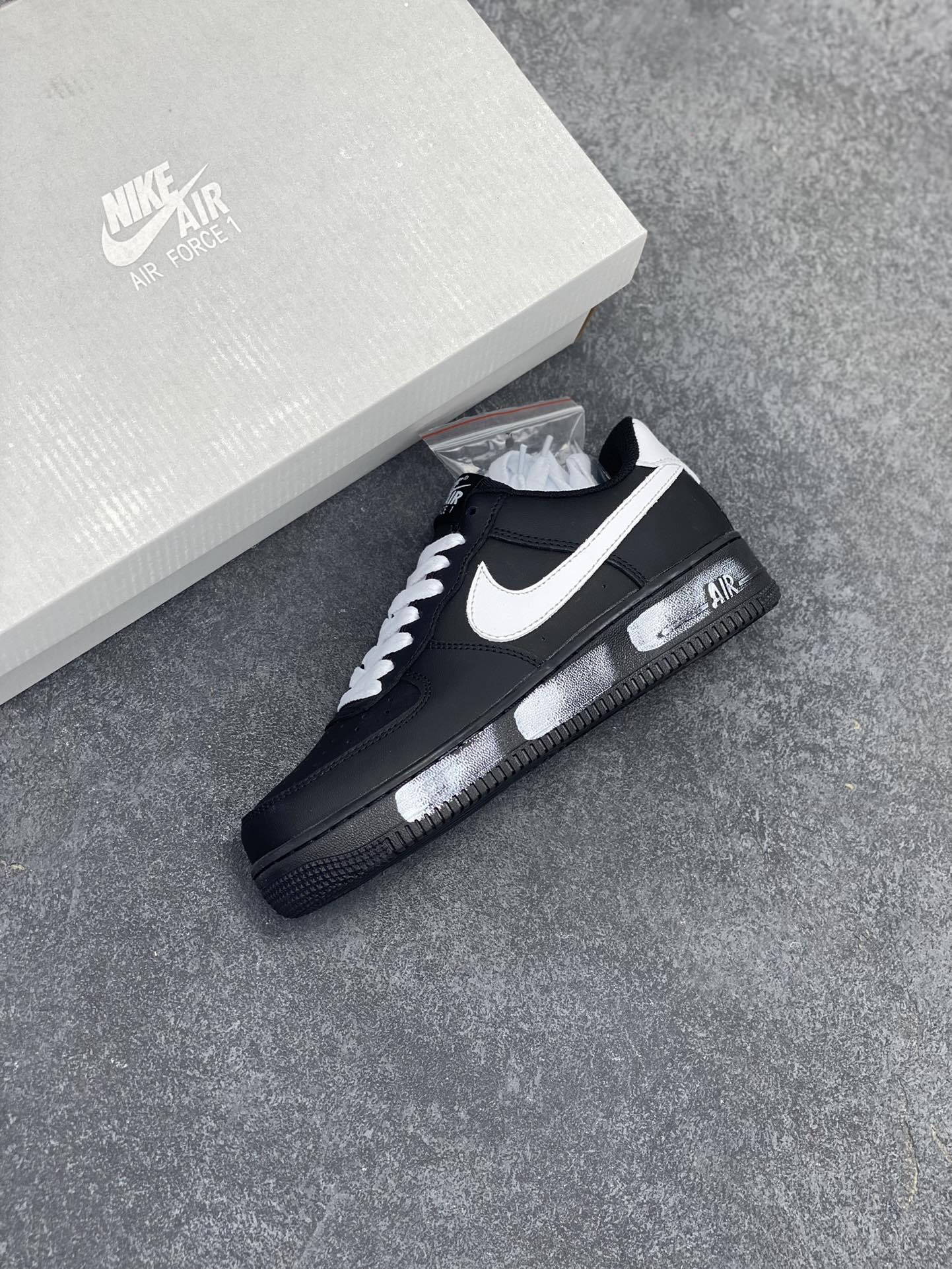 图片[7]-福利特价 Nike Air Force 1 Low 空军一号低帮百搭休闲运动板鞋。柔软、弹性十足的缓震性能和出色的中底设计，横跨复古与现代的外型结合，造就出风靡全球三十多年的Force 1，直到今天还深受青睐。 货号：CW2288-001 尺码：36 36.5 37.5 38 38.5 39 40 40.5 41 42 42.5 43 44 44.5 45-选品中心