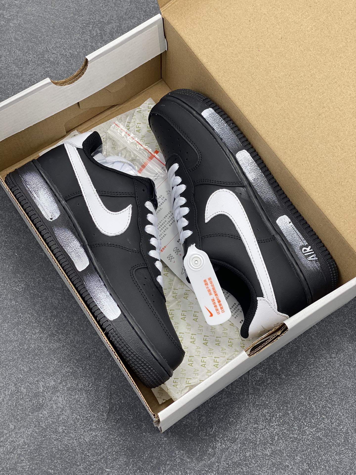 图片[9]-福利特价 Nike Air Force 1 Low 空军一号低帮百搭休闲运动板鞋。柔软、弹性十足的缓震性能和出色的中底设计，横跨复古与现代的外型结合，造就出风靡全球三十多年的Force 1，直到今天还深受青睐。 货号：CW2288-001 尺码：36 36.5 37.5 38 38.5 39 40 40.5 41 42 42.5 43 44 44.5 45-选品中心