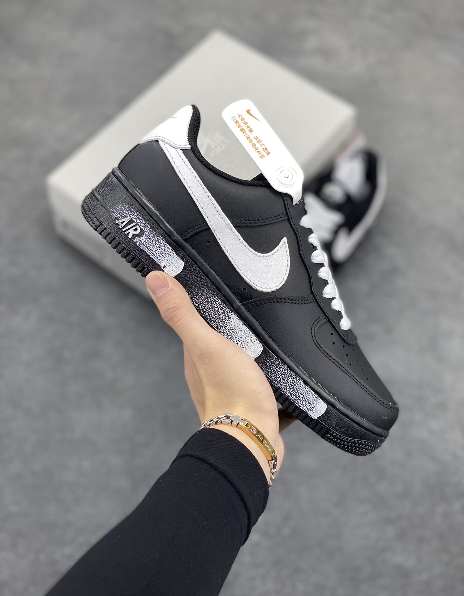 福利特价 Nike Air Force 1 Low 空军一号低帮百搭休闲运动板鞋。柔软、弹性十足的缓震性能和出色的中底设计,横跨复古与现代的外型结合,造就出风靡全球三十多年的Force 1,直到今天还深受青睐。 货号:CW2288-001 尺码:36 36.5 37.5 38 38.5 39 40 40.5 41 42 42.5 43 44 44.5 45-选品中心