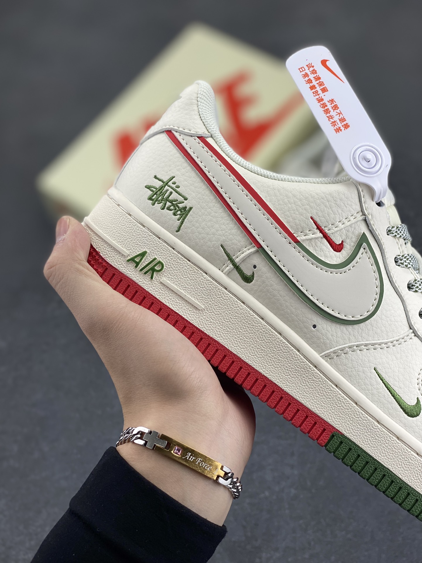 图片[6]-NIke Air Force 1 \’07 Low “斯图西联名——米白绿红双拼”空军一号 低帮 运动鞋 休闲鞋 折边针车 工艺难度大 原楦头原纸板 原装鞋盒 定制五金配件 内置全掌气垫 原厂鞋底 货号：HD2258-608 尺码：36 36.5 37.5 38 38.5 39 40 40.5 41 42 42.5 43 44 44.5 45-选品中心