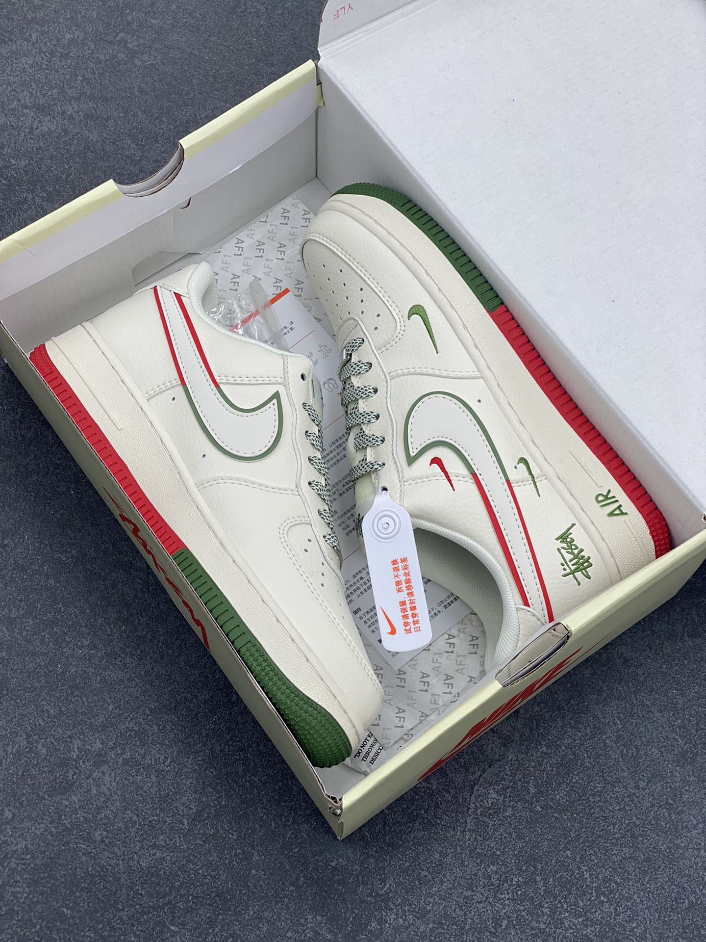 图片[9]-NIke Air Force 1 \’07 Low “斯图西联名——米白绿红双拼”空军一号 低帮 运动鞋 休闲鞋 折边针车 工艺难度大 原楦头原纸板 原装鞋盒 定制五金配件 内置全掌气垫 原厂鞋底 货号：HD2258-608 尺码：36 36.5 37.5 38 38.5 39 40 40.5 41 42 42.5 43 44 44.5 45-选品中心