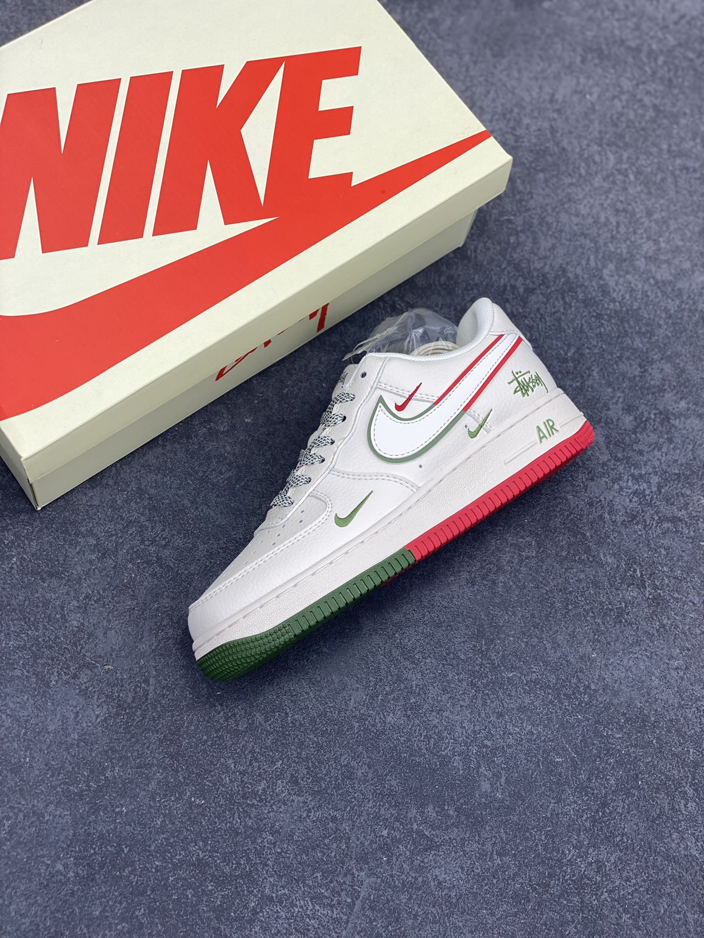 图片[7]-NIke Air Force 1 \’07 Low “斯图西联名——米白绿红双拼”空军一号 低帮 运动鞋 休闲鞋 折边针车 工艺难度大 原楦头原纸板 原装鞋盒 定制五金配件 内置全掌气垫 原厂鞋底 货号：HD2258-608 尺码：36 36.5 37.5 38 38.5 39 40 40.5 41 42 42.5 43 44 44.5 45-选品中心