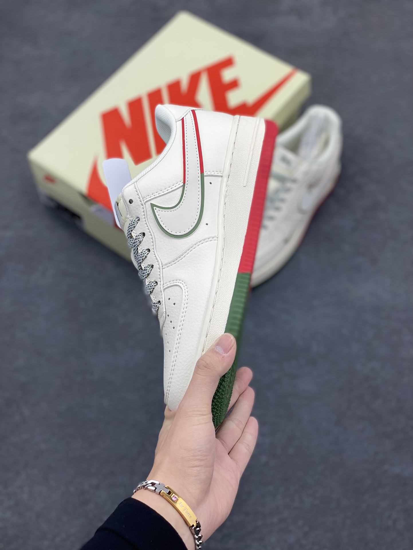 图片[3]-NIke Air Force 1 \’07 Low “斯图西联名——米白绿红双拼”空军一号 低帮 运动鞋 休闲鞋 折边针车 工艺难度大 原楦头原纸板 原装鞋盒 定制五金配件 内置全掌气垫 原厂鞋底 货号：HD2258-608 尺码：36 36.5 37.5 38 38.5 39 40 40.5 41 42 42.5 43 44 44.5 45-选品中心