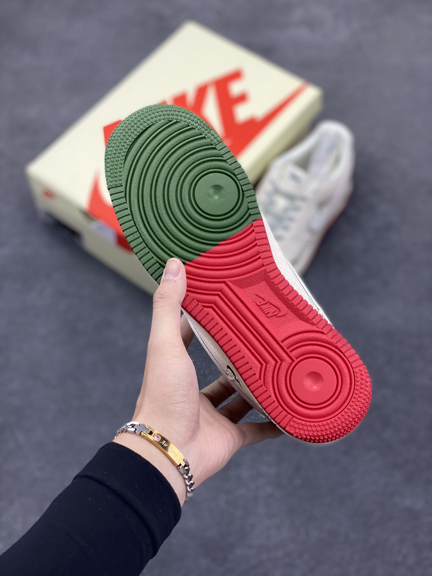 图片[5]-NIke Air Force 1 \’07 Low “斯图西联名——米白绿红双拼”空军一号 低帮 运动鞋 休闲鞋 折边针车 工艺难度大 原楦头原纸板 原装鞋盒 定制五金配件 内置全掌气垫 原厂鞋底 货号：HD2258-608 尺码：36 36.5 37.5 38 38.5 39 40 40.5 41 42 42.5 43 44 44.5 45-选品中心