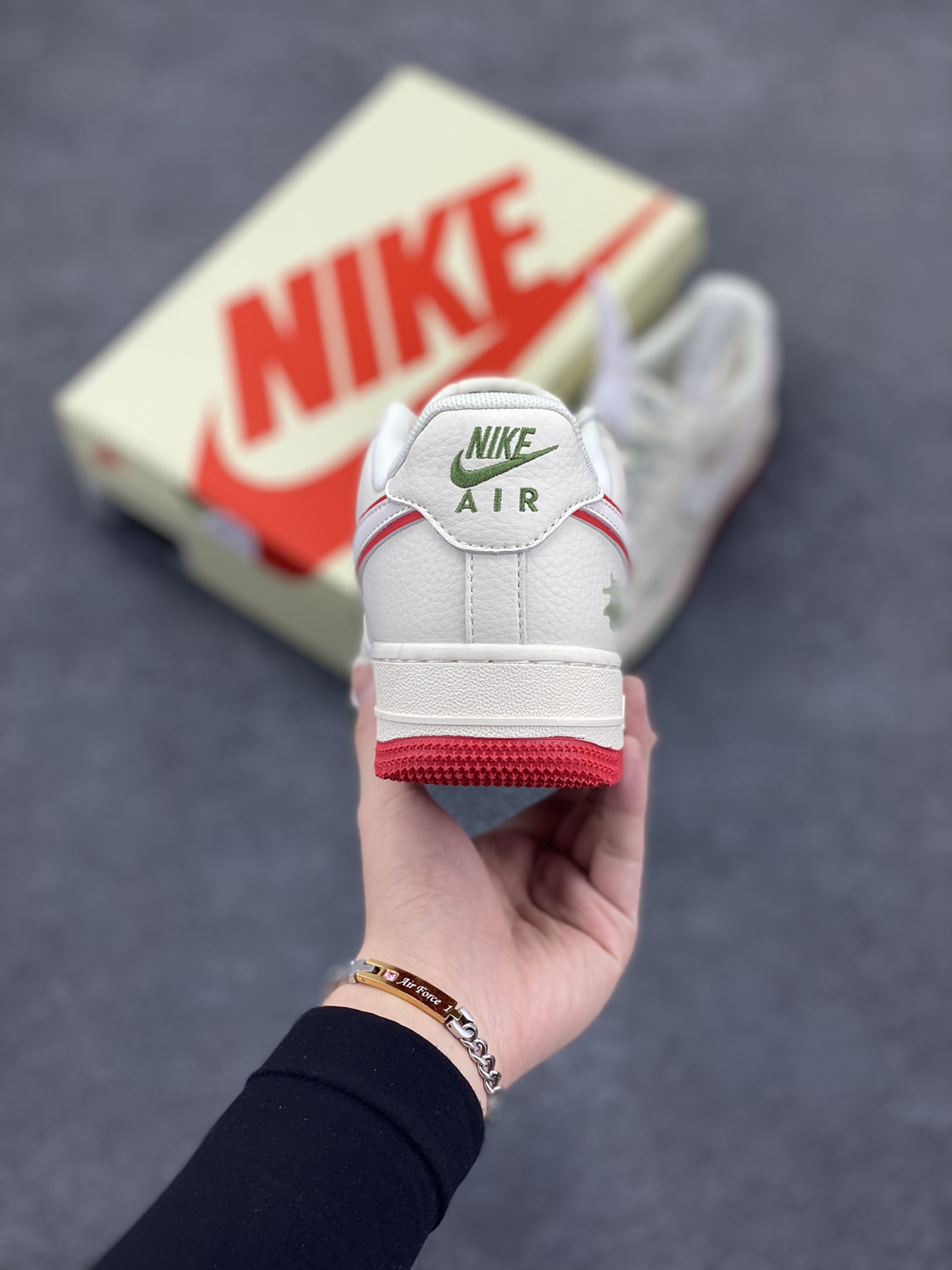 图片[4]-NIke Air Force 1 \’07 Low “斯图西联名——米白绿红双拼”空军一号 低帮 运动鞋 休闲鞋 折边针车 工艺难度大 原楦头原纸板 原装鞋盒 定制五金配件 内置全掌气垫 原厂鞋底 货号：HD2258-608 尺码：36 36.5 37.5 38 38.5 39 40 40.5 41 42 42.5 43 44 44.5 45-选品中心