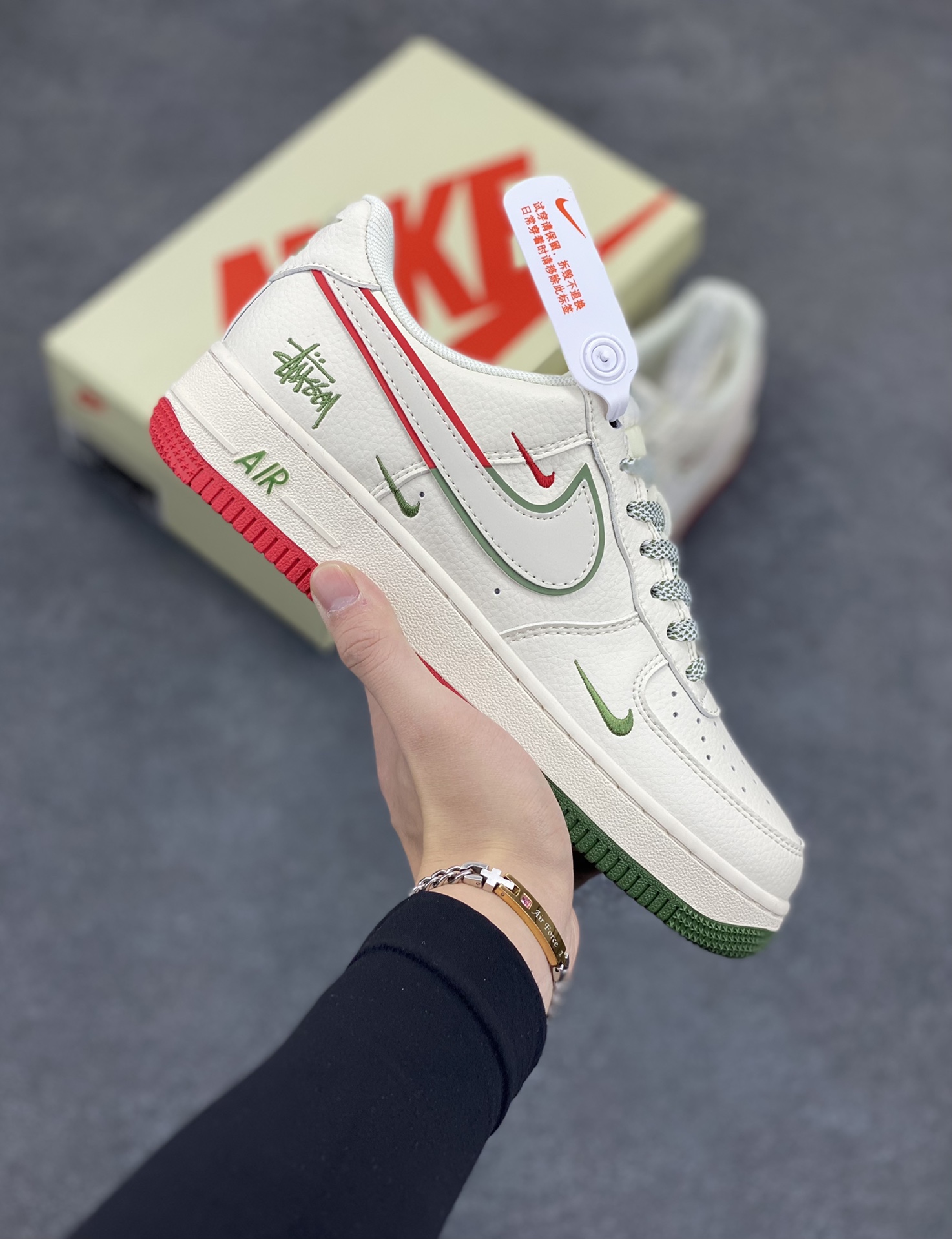 NIke Air Force 1 \'07 Low “斯图西联名——米白绿红双拼”空军一号 低帮 运动鞋 休闲鞋 折边针车 工艺难度大 原楦头原纸板 原装鞋盒 定制五金配件 内置全掌气垫 原厂鞋底 货号：HD2258-608 尺码：36 36.5 37.5 38 38.5 39 40 40.5 41 42 42.5 43 44 44.5 45-选品中心