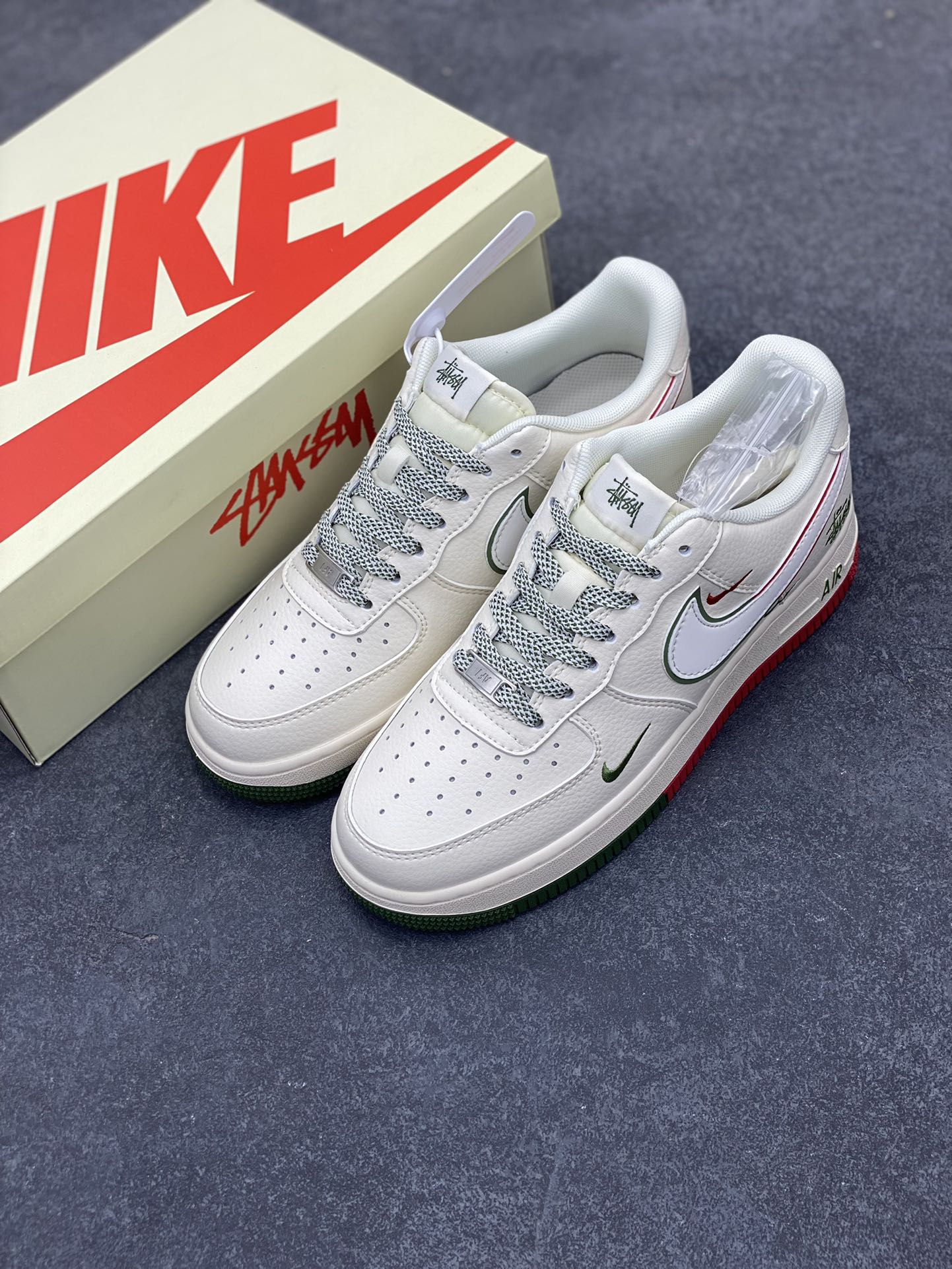 图片[8]-NIke Air Force 1 \’07 Low “斯图西联名——米白绿红双拼”空军一号 低帮 运动鞋 休闲鞋 折边针车 工艺难度大 原楦头原纸板 原装鞋盒 定制五金配件 内置全掌气垫 原厂鞋底 货号：HD2258-608 尺码：36 36.5 37.5 38 38.5 39 40 40.5 41 42 42.5 43 44 44.5 45-选品中心