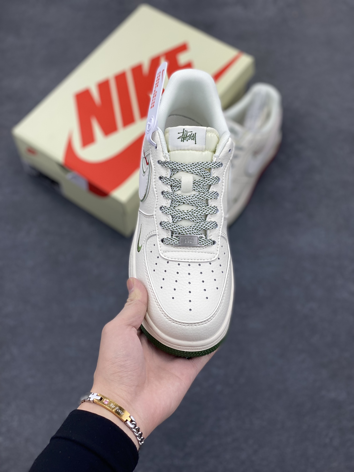 图片[2]-NIke Air Force 1 \’07 Low “斯图西联名——米白绿红双拼”空军一号 低帮 运动鞋 休闲鞋 折边针车 工艺难度大 原楦头原纸板 原装鞋盒 定制五金配件 内置全掌气垫 原厂鞋底 货号：HD2258-608 尺码：36 36.5 37.5 38 38.5 39 40 40.5 41 42 42.5 43 44 44.5 45-选品中心
