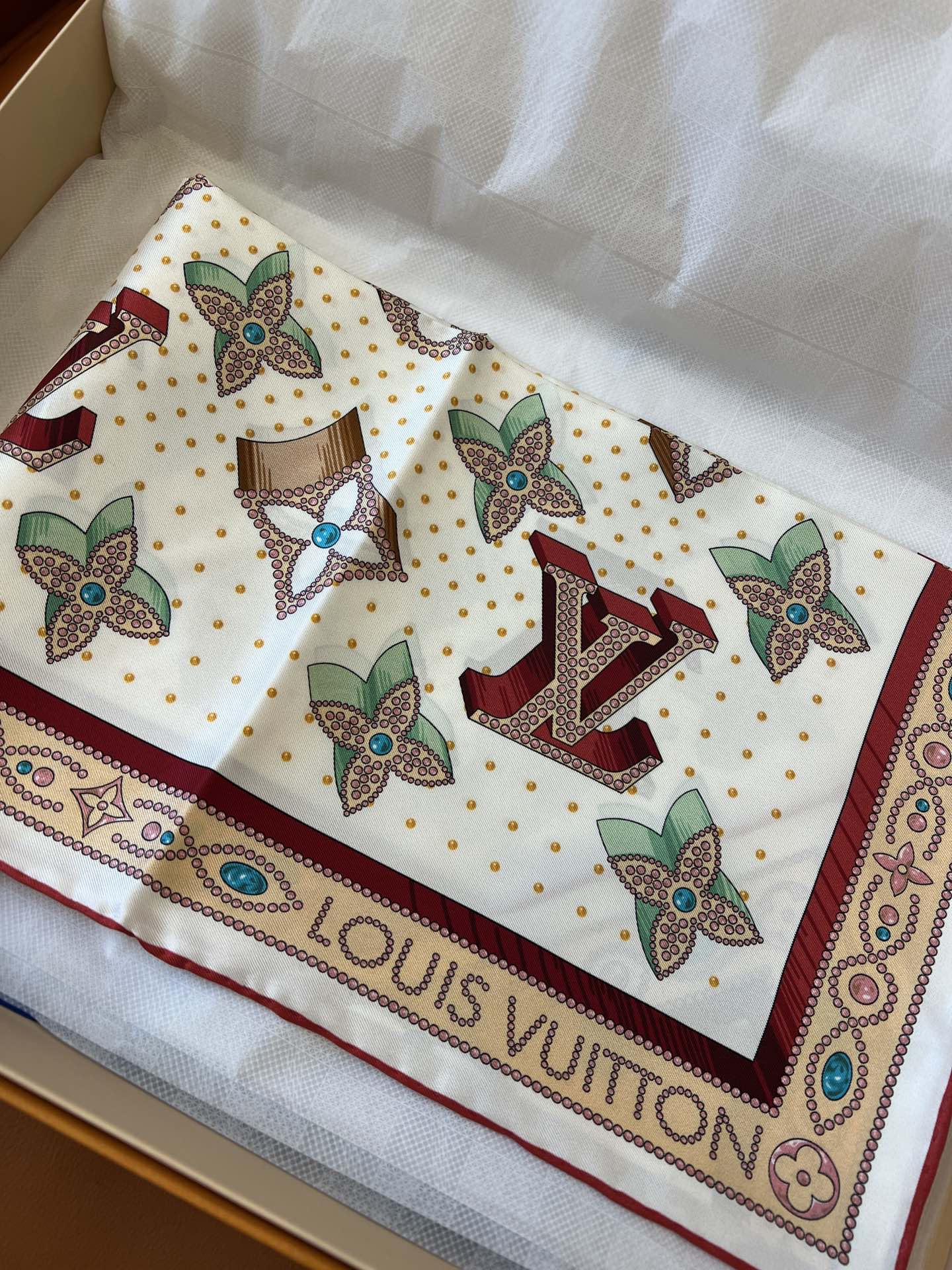 价格:ED(不含包装)\nLouis Vuitton  方巾\nMonogram LV Locks 方巾细腻描绘 Louis Vuitton 和 Georges Vuitton 设计的传奇硬箱锁扣，以珠宝和铆钉边缘升华 Monogram 图案背景，致意品牌悠远传承。\nSize：xcm YD%真丝mm原单克重面料！精致手工卷边\n\n x  厘米 \n(高 x 长度)\nYD% 桑蚕丝