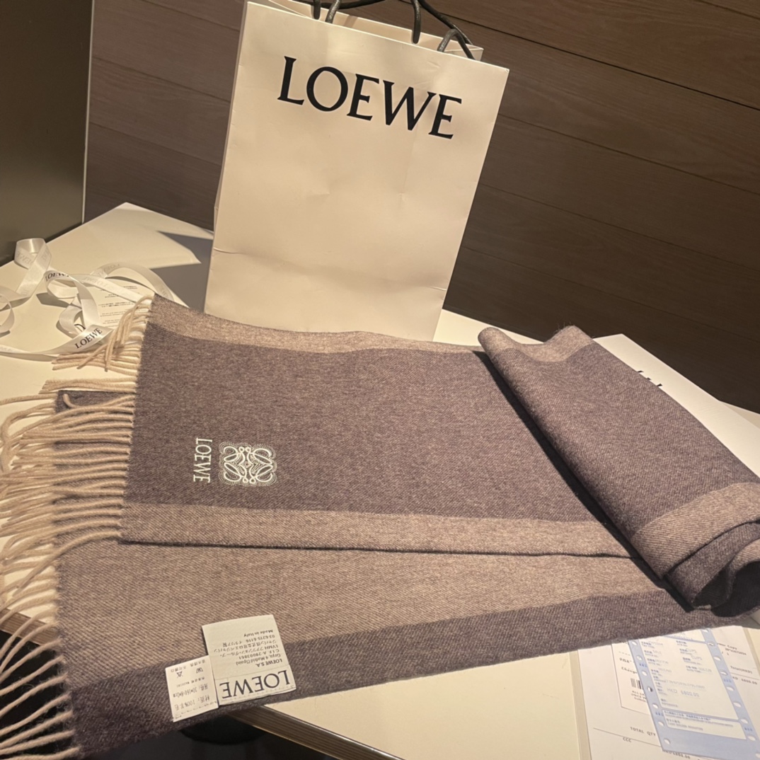  上新！Loewe · 罗意威️难得一见的温柔配色，低调又不失优雅❗️】重点推荐❗️双面配色，一条围巾两