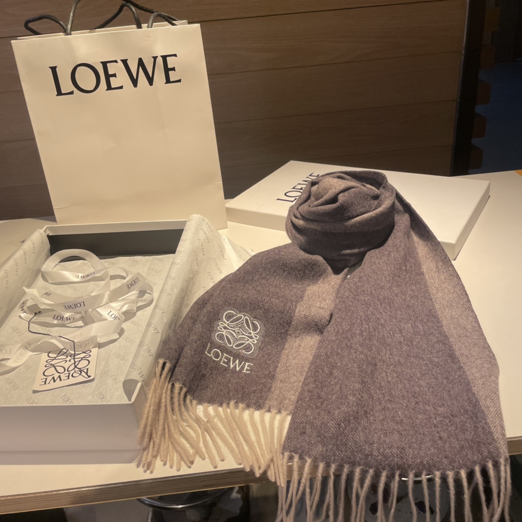  上新！Loewe · 罗意威️难得一见的温柔配色，低调又不失优雅❗️】重点推荐❗️双面配色，一条围巾两