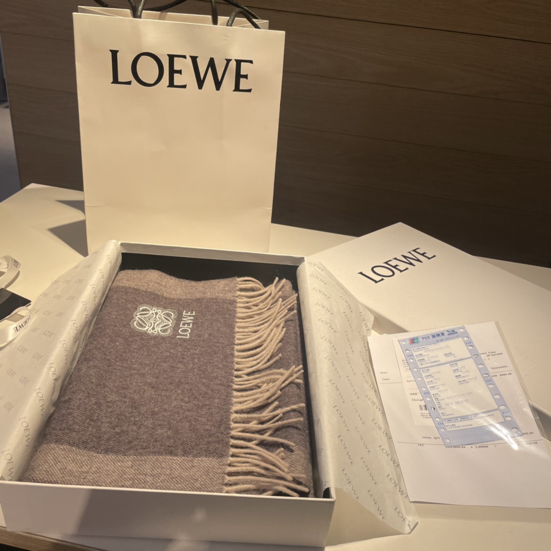  上新！Loewe · 罗意威️难得一见的温柔配色，低调又不失优雅❗️】重点推荐❗️双面配色，一条围巾两