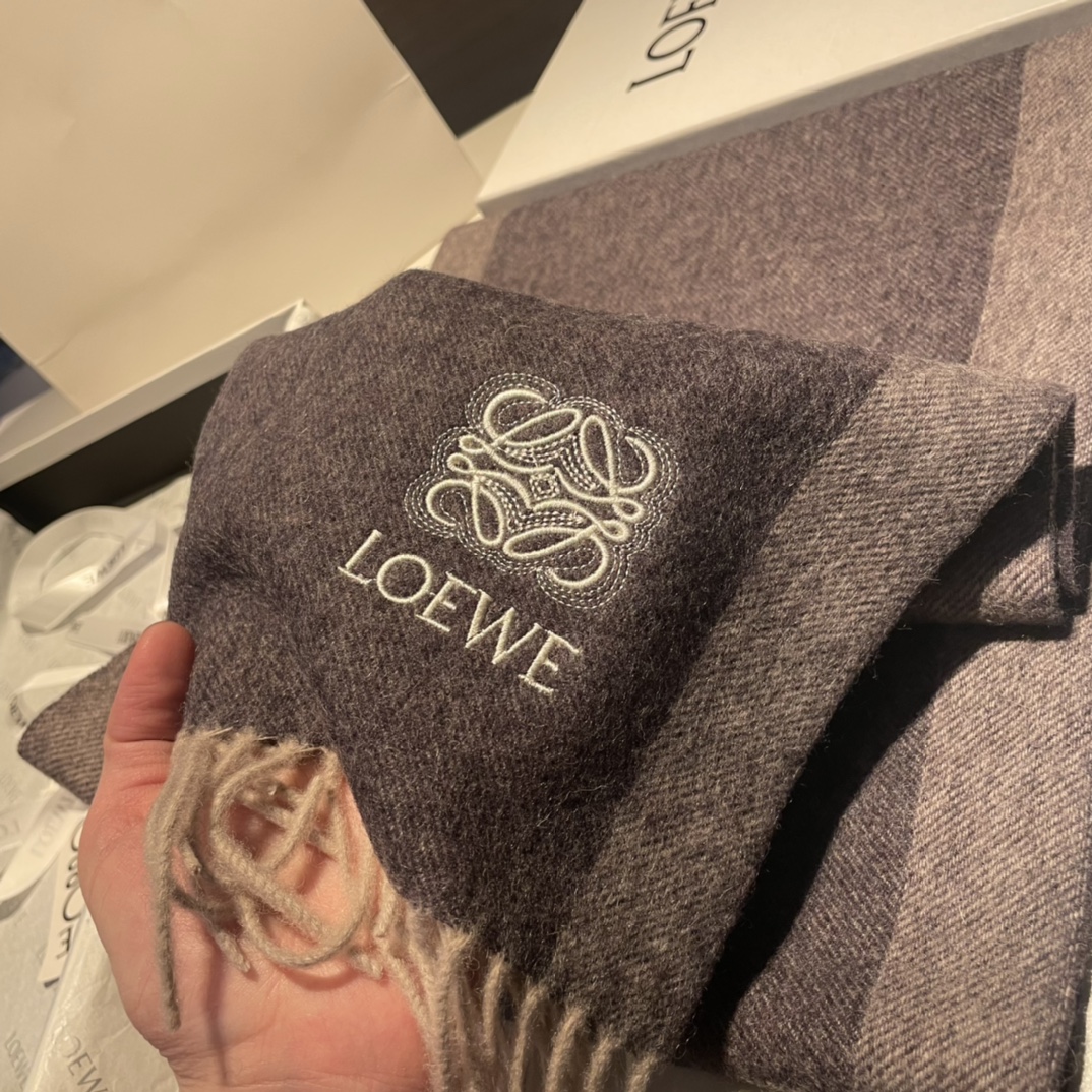  上新！Loewe · 罗意威️难得一见的温柔配色，低调又不失优雅❗️】重点推荐❗️双面配色，一条围巾两