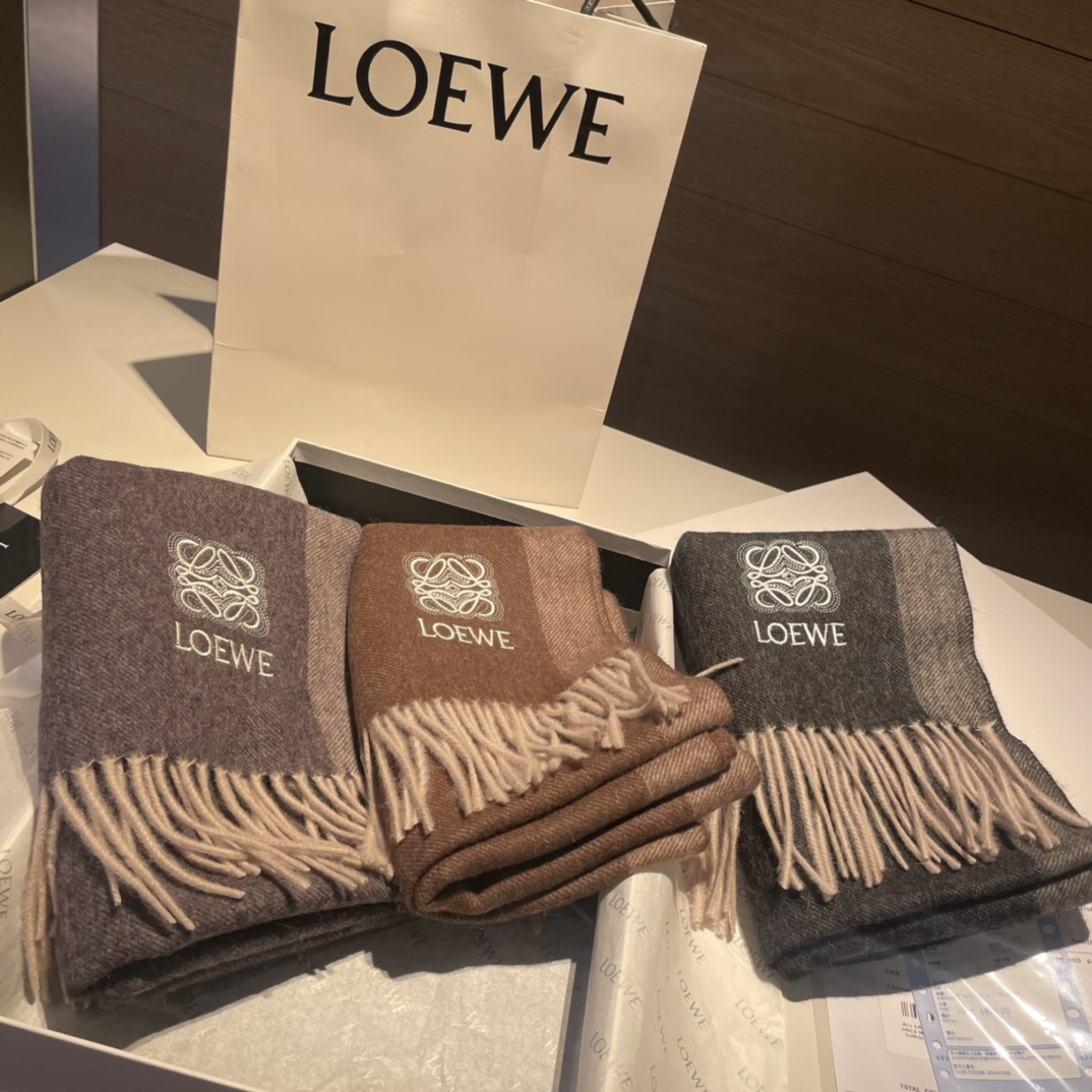  上新！Loewe · 罗意威️难得一见的温柔配色，低调又不失优雅❗️】重点推荐❗️双面配色，一条围巾两