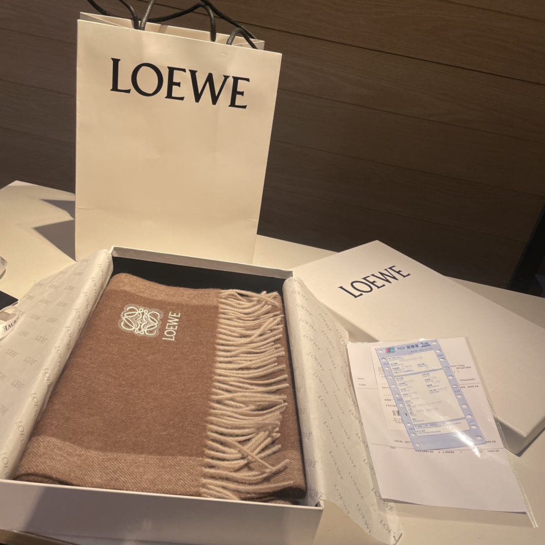  上新！Loewe · 罗意威️难得一见的温柔配色，低调又不失优雅❗️】重点推荐❗️双面配色，一条围巾两