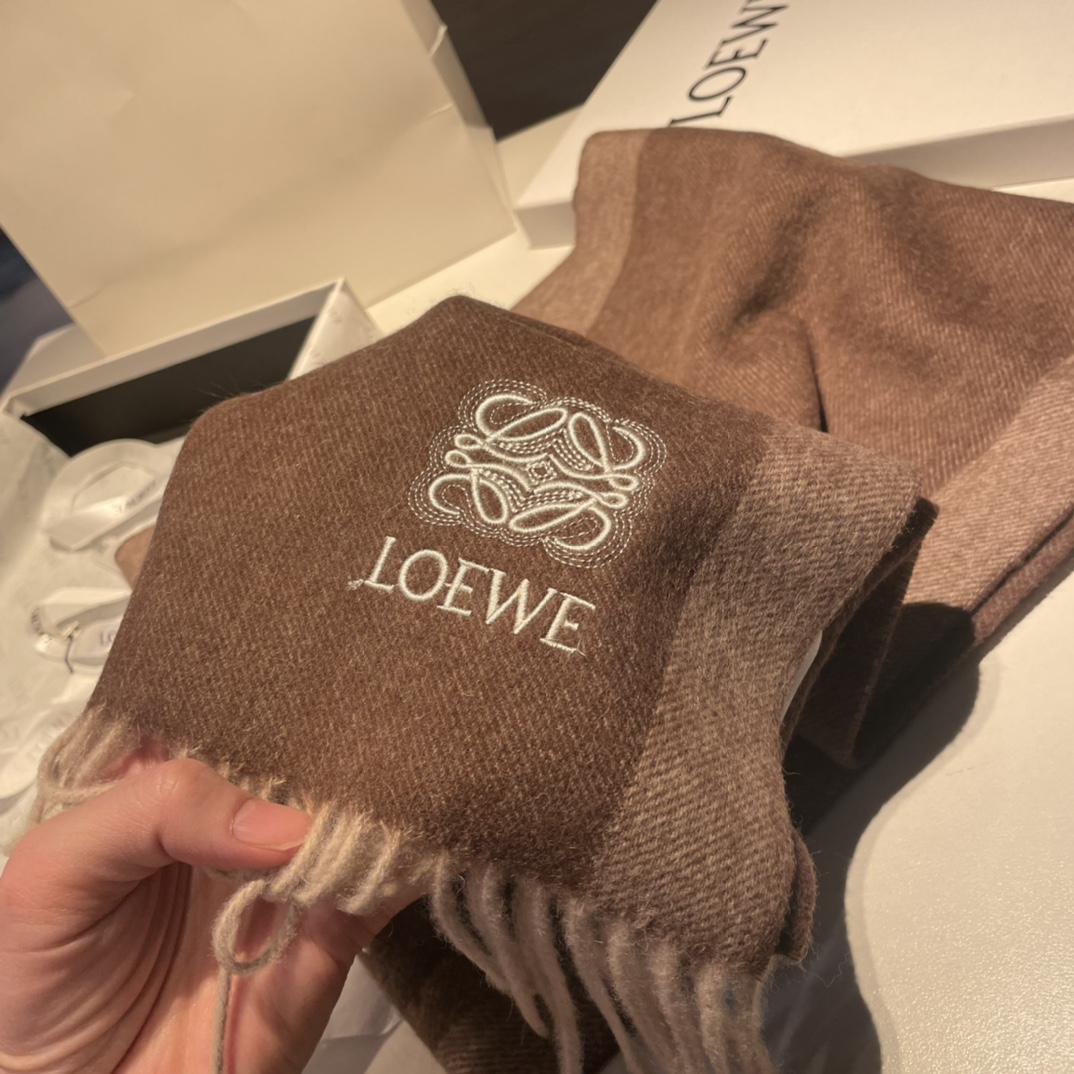  上新！Loewe · 罗意威️难得一见的温柔配色，低调又不失优雅❗️】重点推荐❗️双面配色，一条围巾两