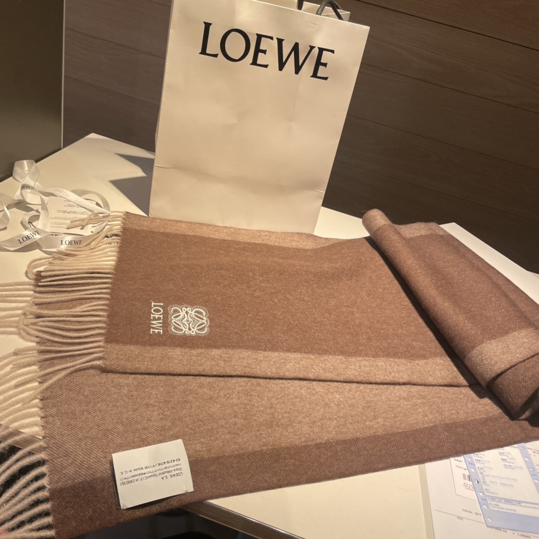  上新！Loewe · 罗意威️难得一见的温柔配色，低调又不失优雅❗️】重点推荐❗️双面配色，一条围巾两