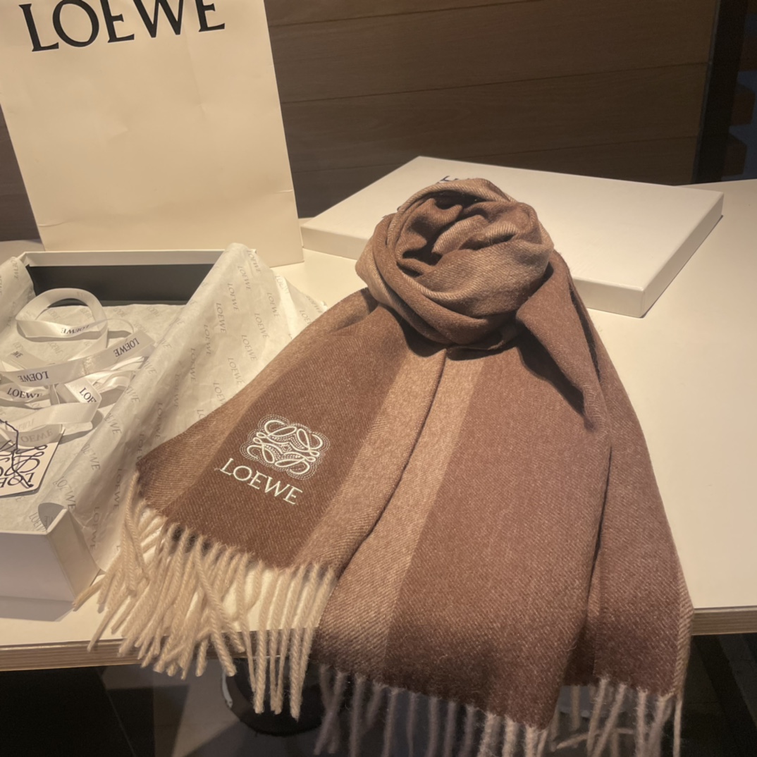  上新！Loewe · 罗意威️难得一见的温柔配色，低调又不失优雅❗️】重点推荐❗️双面配色，一条围巾两