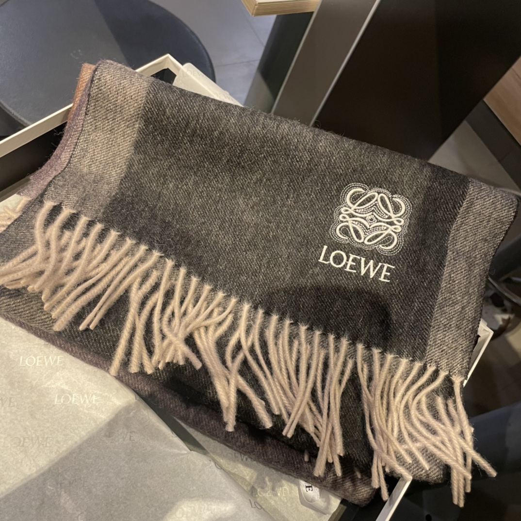  上新！Loewe · 罗意威️难得一见的温柔配色，低调又不失优雅❗️】重点推荐❗️双面配色，一条围巾两