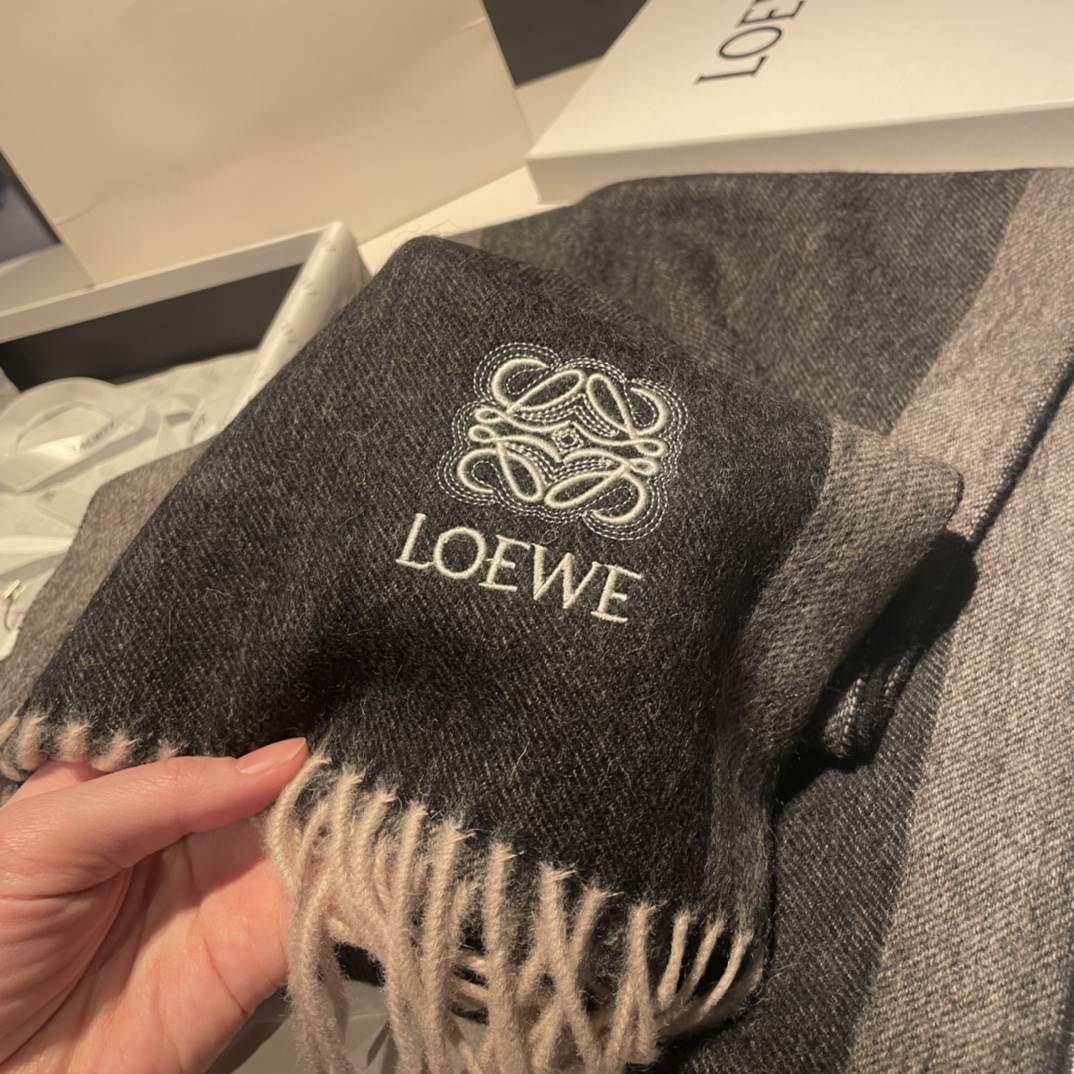  上新！Loewe · 罗意威️难得一见的温柔配色，低调又不失优雅❗️】重点推荐❗️双面配色，一条围巾两