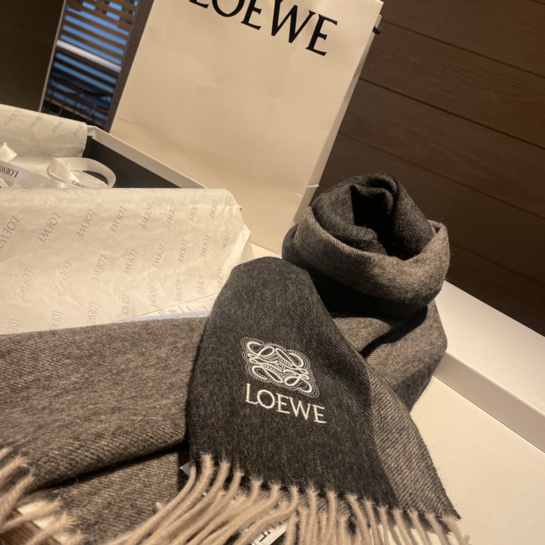  上新！Loewe · 罗意威️难得一见的温柔配色，低调又不失优雅❗️】重点推荐❗️双面配色，一条围巾两